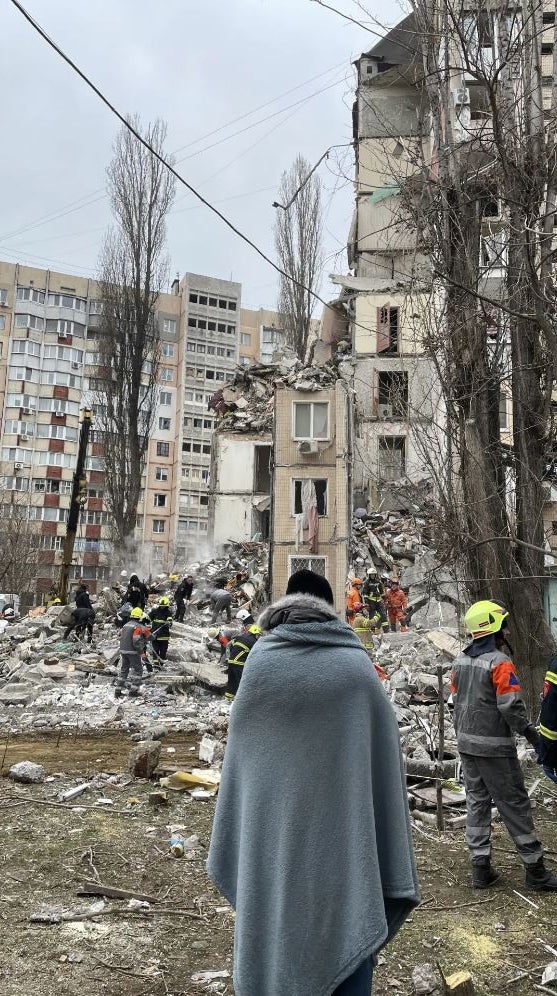 Serhii Gaidarzhi regardait des secouristes qui recherchaient les corps de victimes parmi les décombres d’un immeuble résidentiel frappé par un drone russe à Odessa, en Ukraine, le 2 mars 2024. Sa femme Anna Gaidarzhi et leur fils Tymofii, âgé de quatre mois, ont été tués lors de cette attaque. 