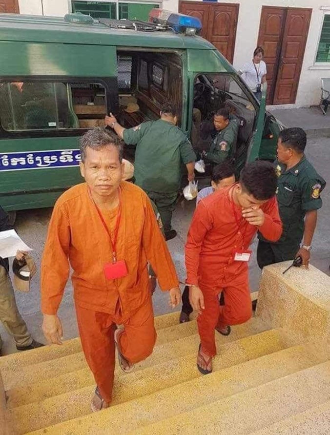 15.	รัฐ รอท โมนี ผู้สื่อข่าวชาวกัมพูชา เดินออกมาจากรถตู้ตำรวจในกัมพูชา หลังถูกทางการไทยบังคับส่งกลับไปเมื่อเดือนธันวาคม 2561 