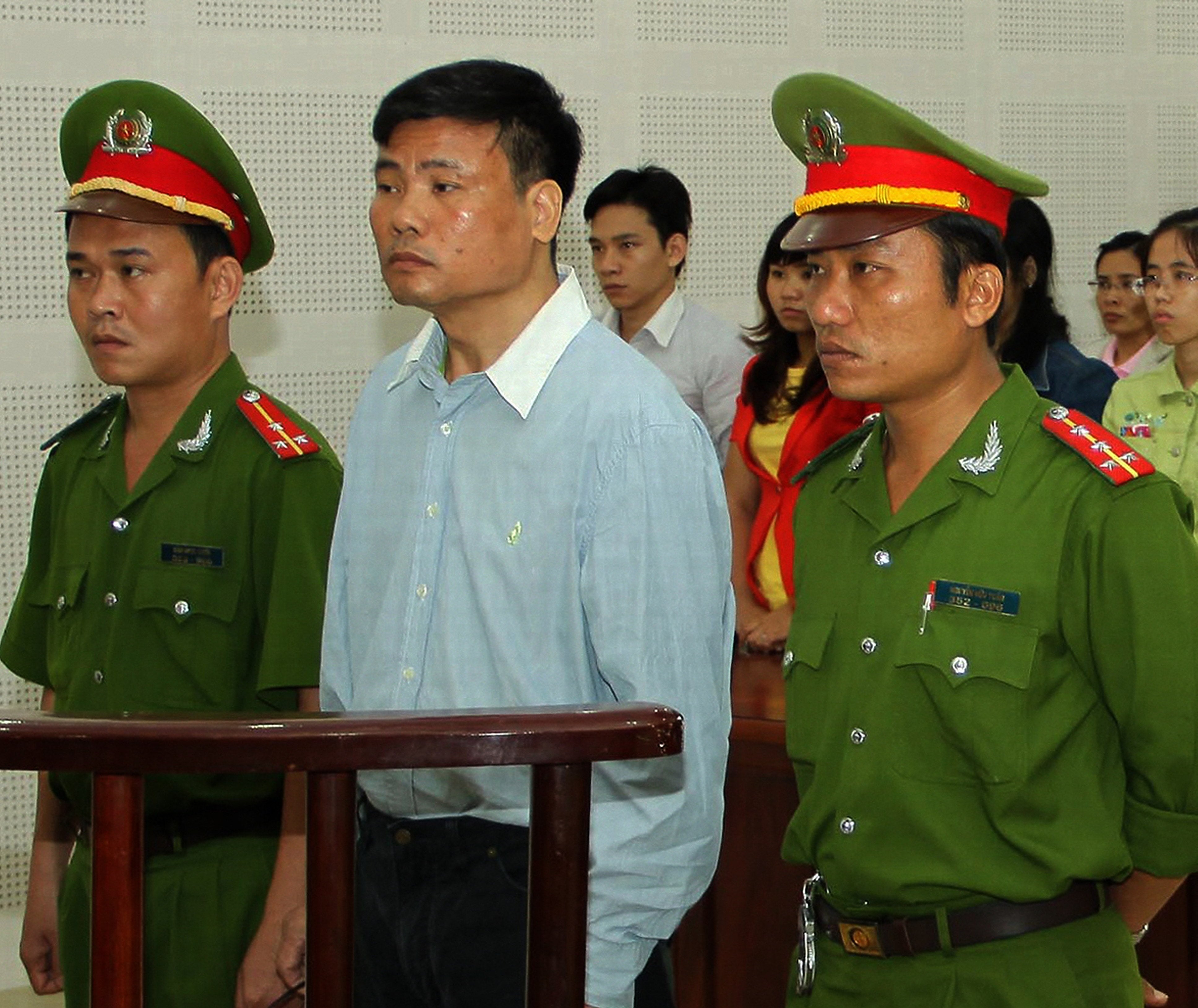 9.	เจือง ซุย เญิ๊ต บล็อกเกอร์ที่เข้ารับการพิจารณาในศาลประชาชนในเมืองดานัง เวียดนาม วันที่ 4 มีนาคม 2557