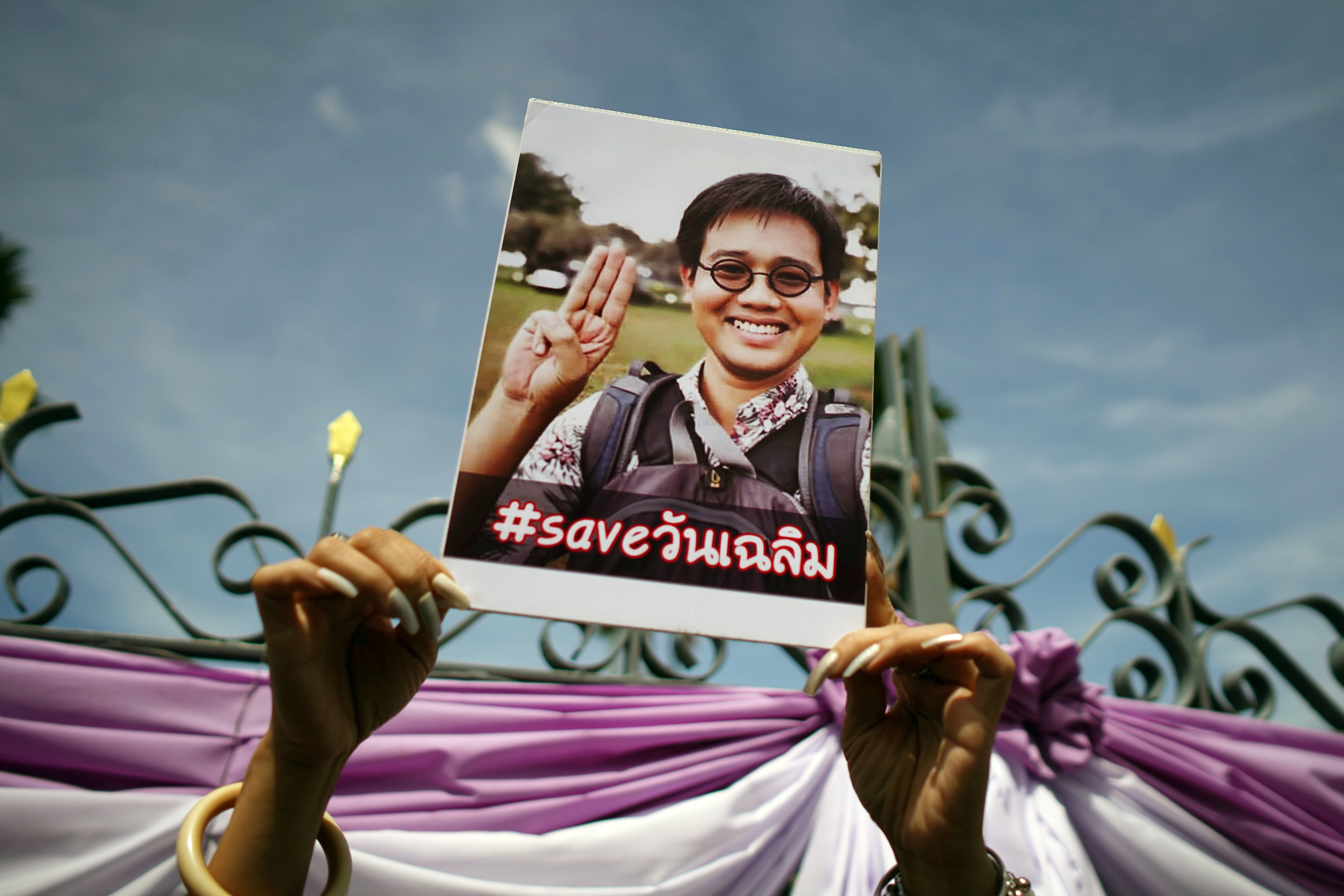12.	การชูภาพของวันเฉลิม สัตย์ศักดิ์สิทธิ์ นักกิจกรรมชาวไทยขณะที่ประชาชนมารวมตัวกันเพื่อสนับสนุนเขา และมีการประท้วงเรียกร้องให้มีการสอบสวนกรณีนี้ที่ด้านหน้าทำเนียบรัฐบาล ในกรุงเทพฯ ประเทศไทย วันที่ 12 มิถุนายน 2563 