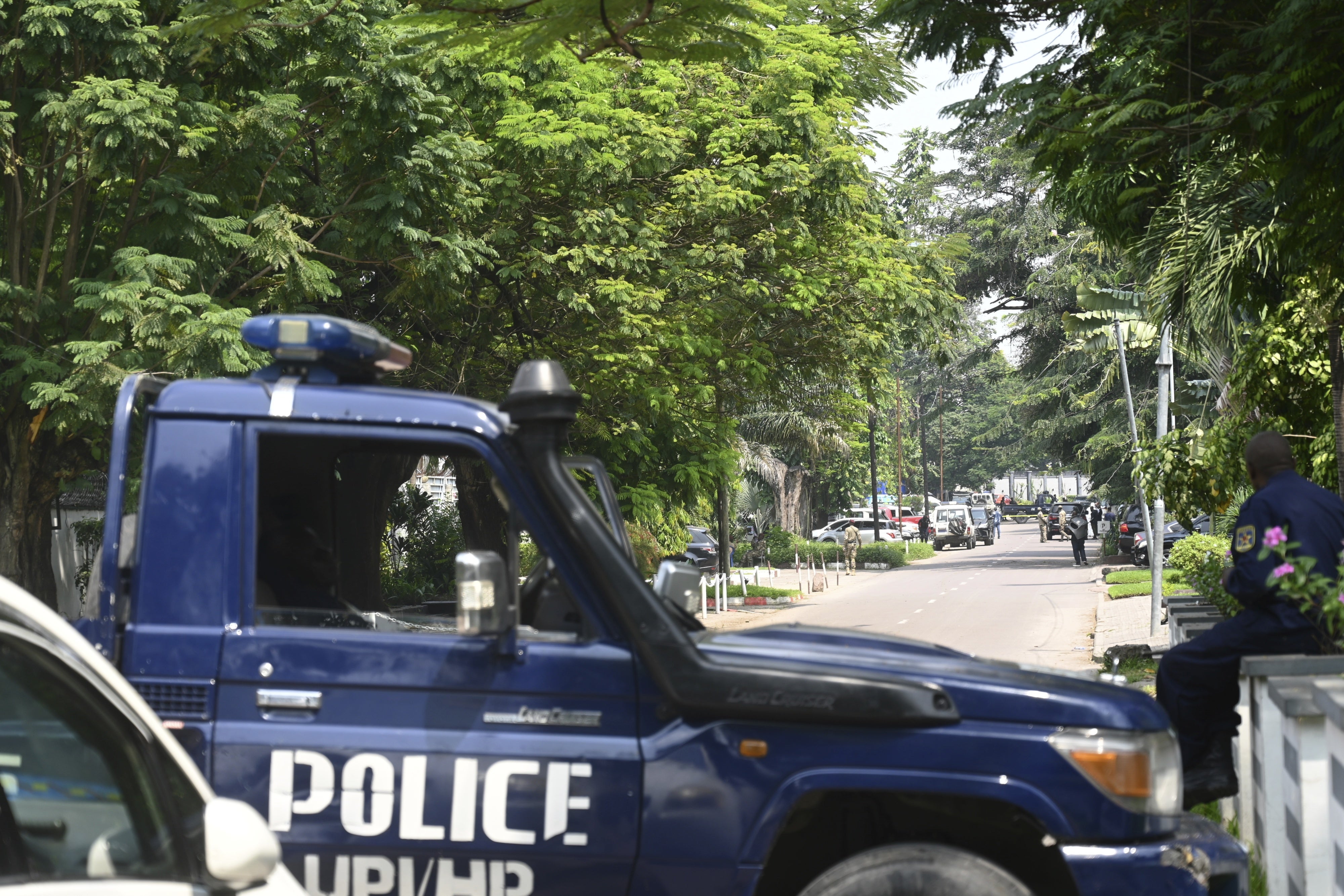Un véhicule de police bloque une rue