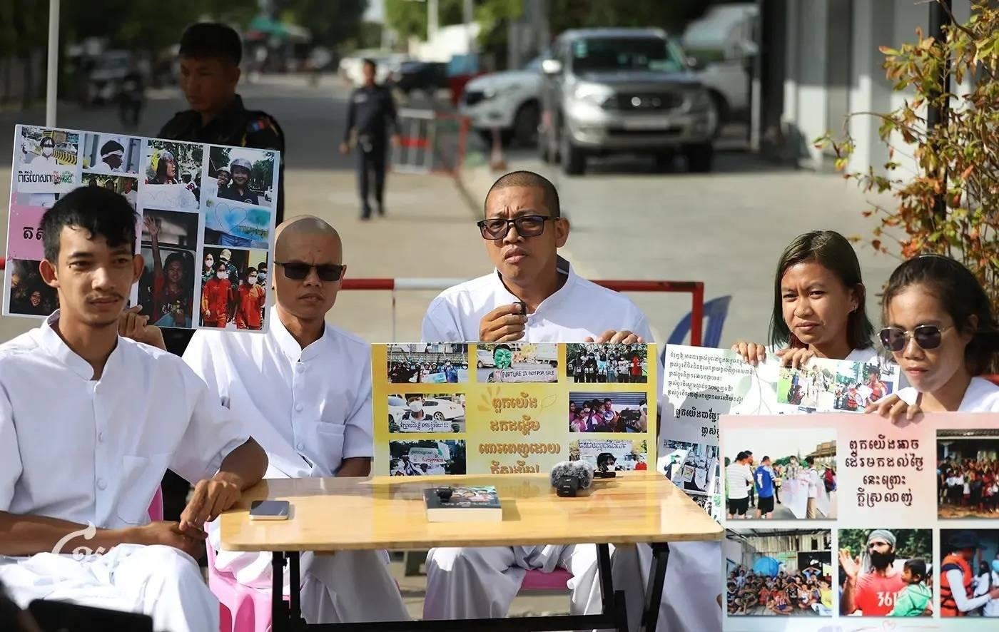 Cinq activistes de l’ONG écologiste Mother Nature – Ly Chandaravuth, Thun Ratha, Yim Leanghy, Phuon Keoraksmey et Long Kunthea – photographiés à l’extérieur du Tribunal de première instance de Phnom Penh, au Cambodge, le 11 juin 2024, lors d’une pause du procès les visant. 
