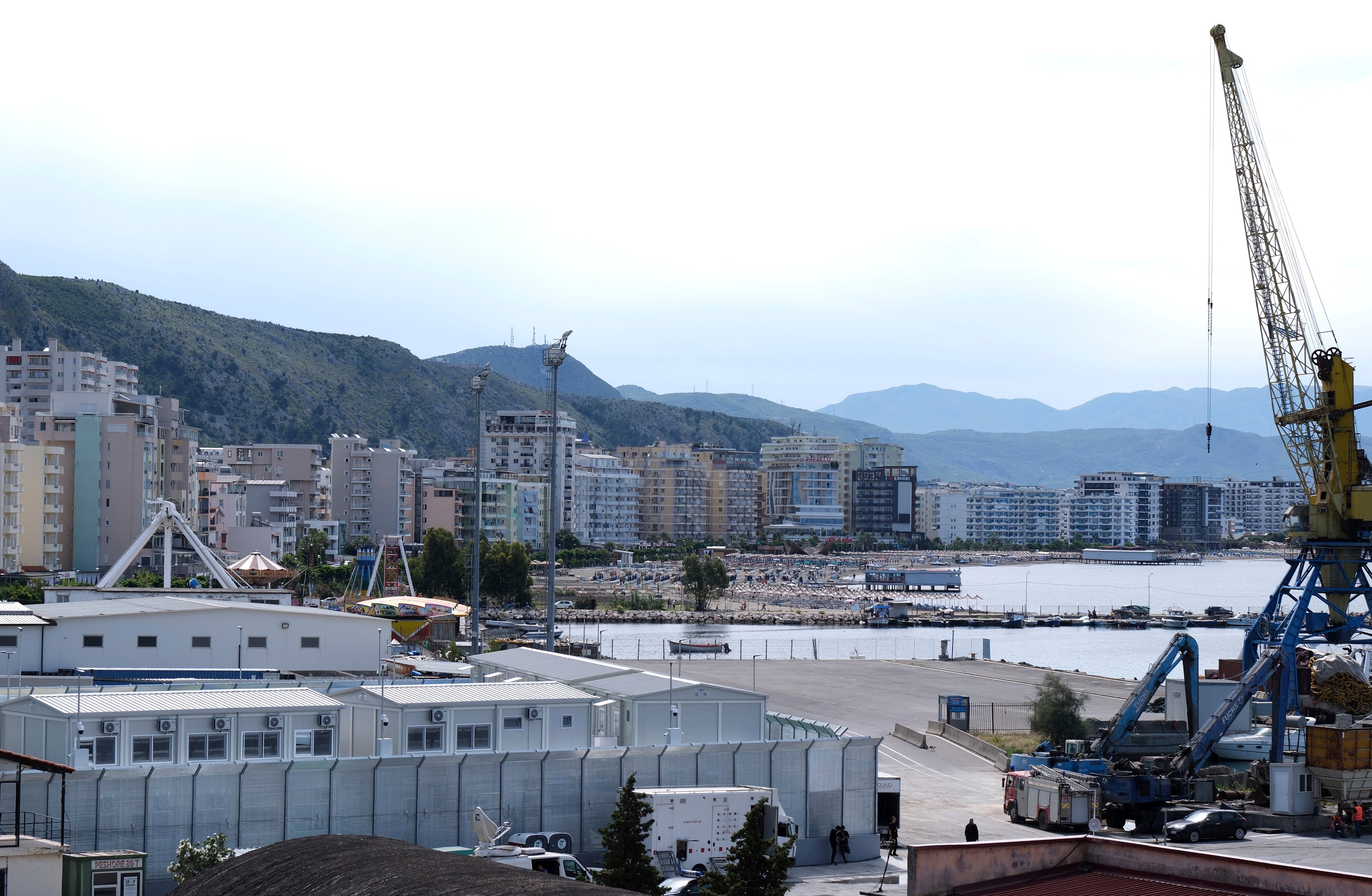 Un centre d'accueil de migrants (à gauche) mis en place dans le port de Shengjin, ville côtière du nord-ouest de l'Albanie,  située au bord de la mer Adriatique. Photo prise le 5 juin 2024.