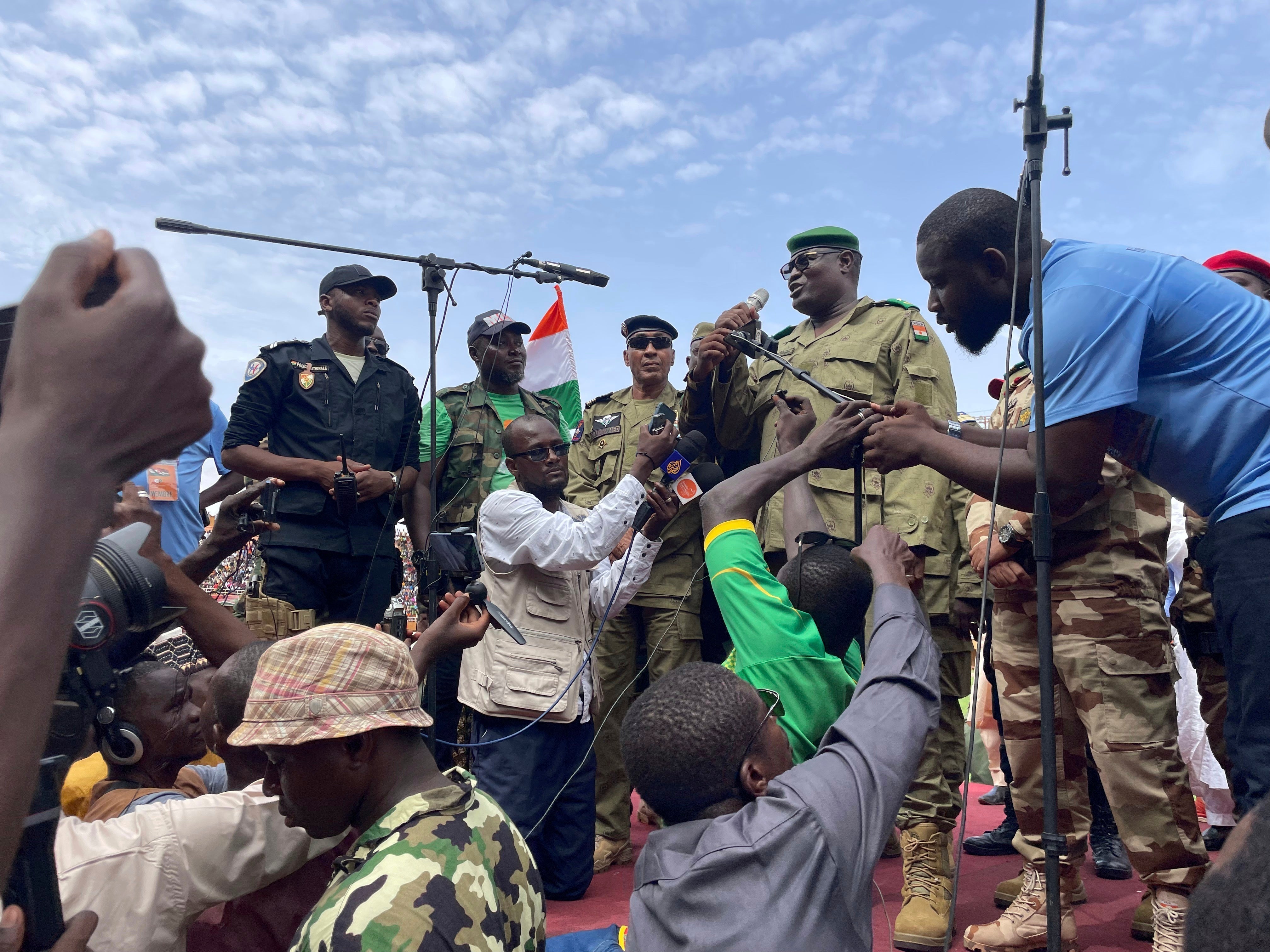 Mohamed Toumba, un officier impliqué dans le départ du président nigérien Mohamed Bazoum, s'addresse aux partisans de la junte militaire à Niamey, au Niger, le 6 août 2023.