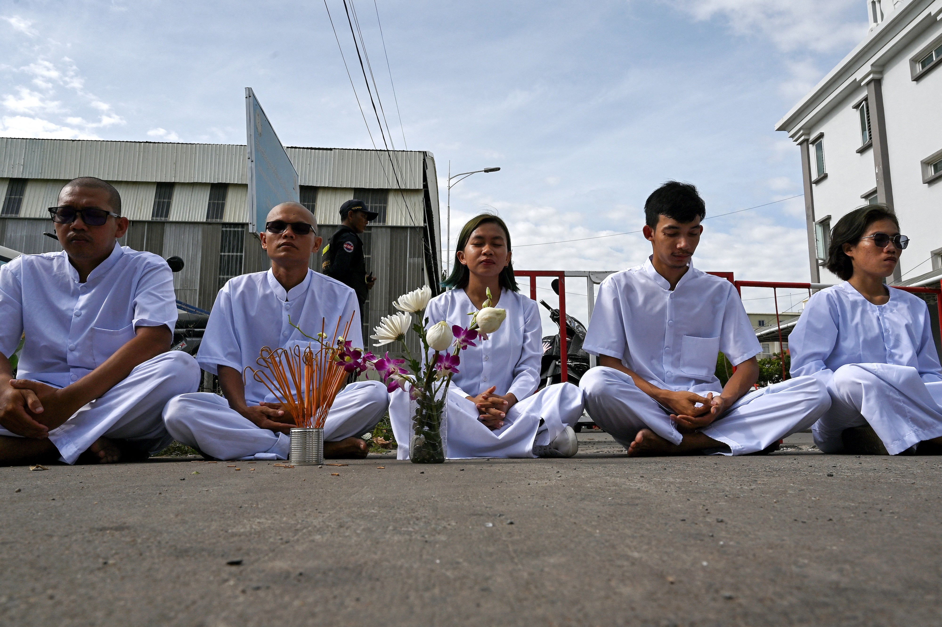 Des activistes écologistes cambodgiens, membres de l’association Mother Nature, étaient assis près d’une barricade bloquant l’accès à une rue menant au Tribunal municipal de Phnom Penh, au Cambodge, le 5 juin 2024. 