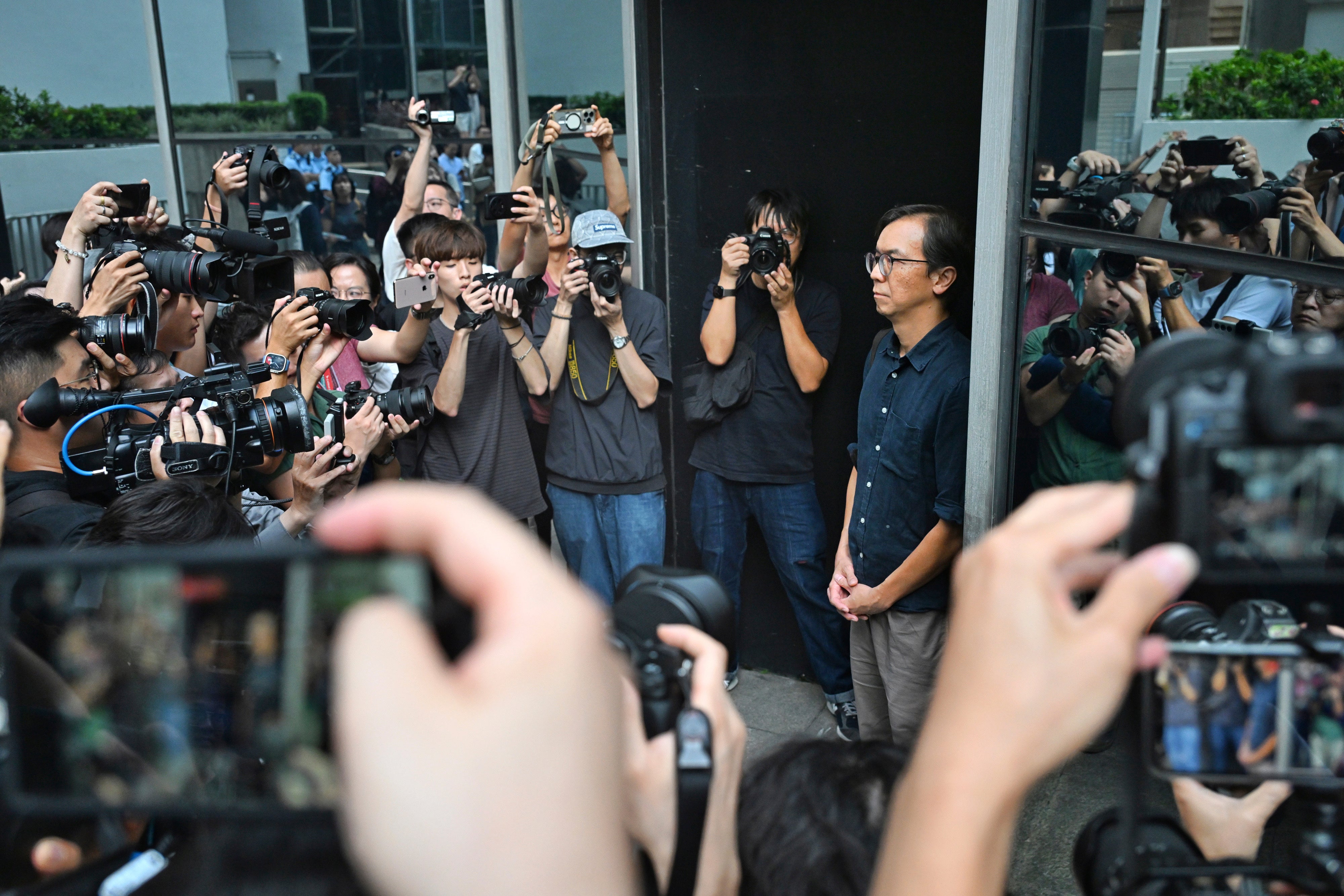 已被关闭的香港《立场新闻》前总编钟沛权遭政治动机定罪后被获准保释，香港，2024年8月29日。