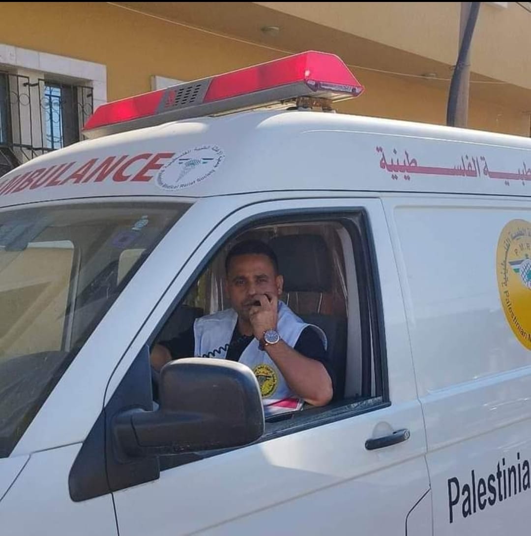וליד ח'לילי בעת מילוי תפקידו כפרמדיק וכנהג אמבולנס בארגון Palestinian Medical Relief Society. התמונה צולמה לפני מעשי האיבה הנוכחיים, ב-12 במאי 2023.