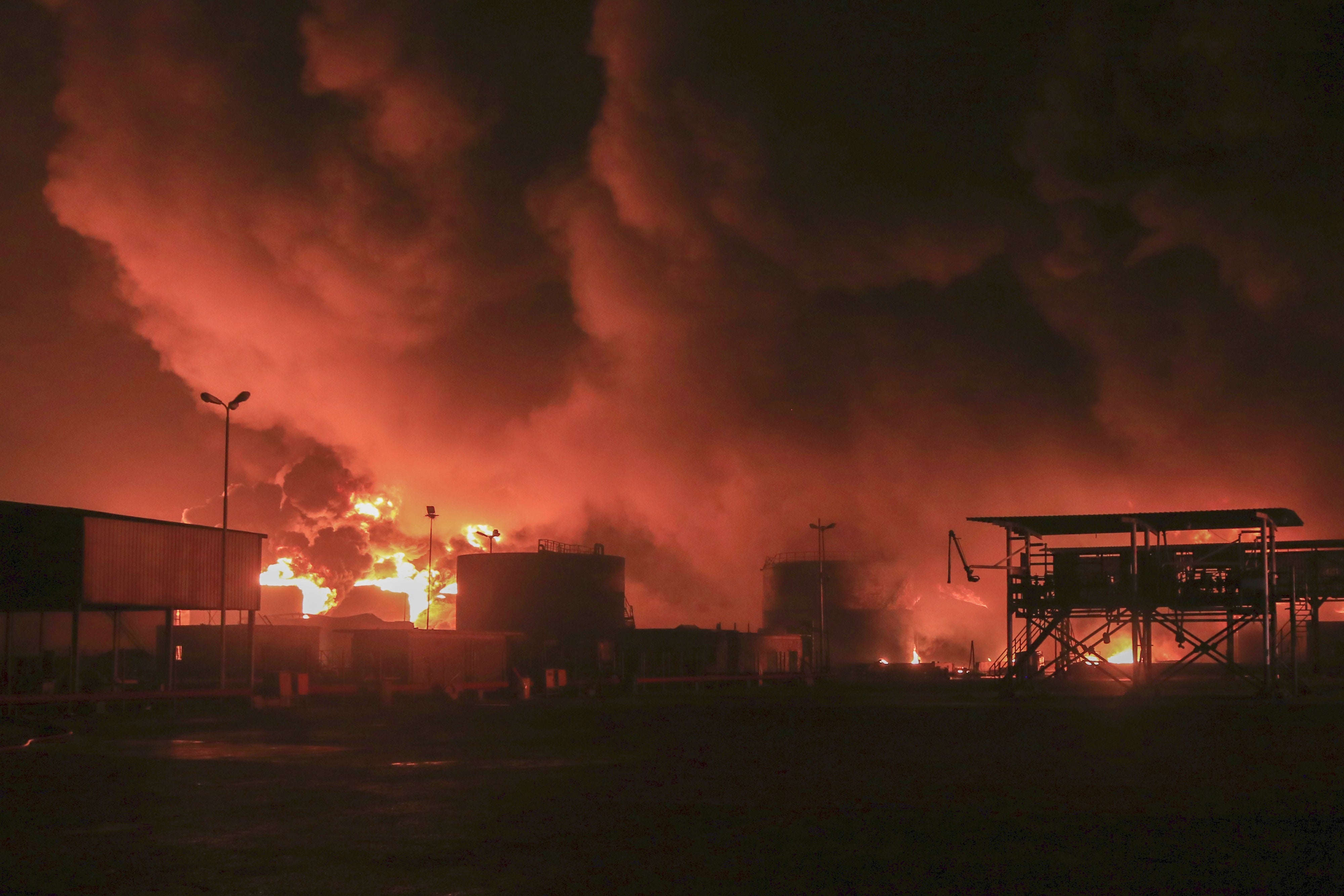 Des flammes jaillissaient de réservoirs de pétrole incendiées, peu après une frappe israélienne menée contre le port de Hodeidah, au Yémen, le 20 juillet 2024.