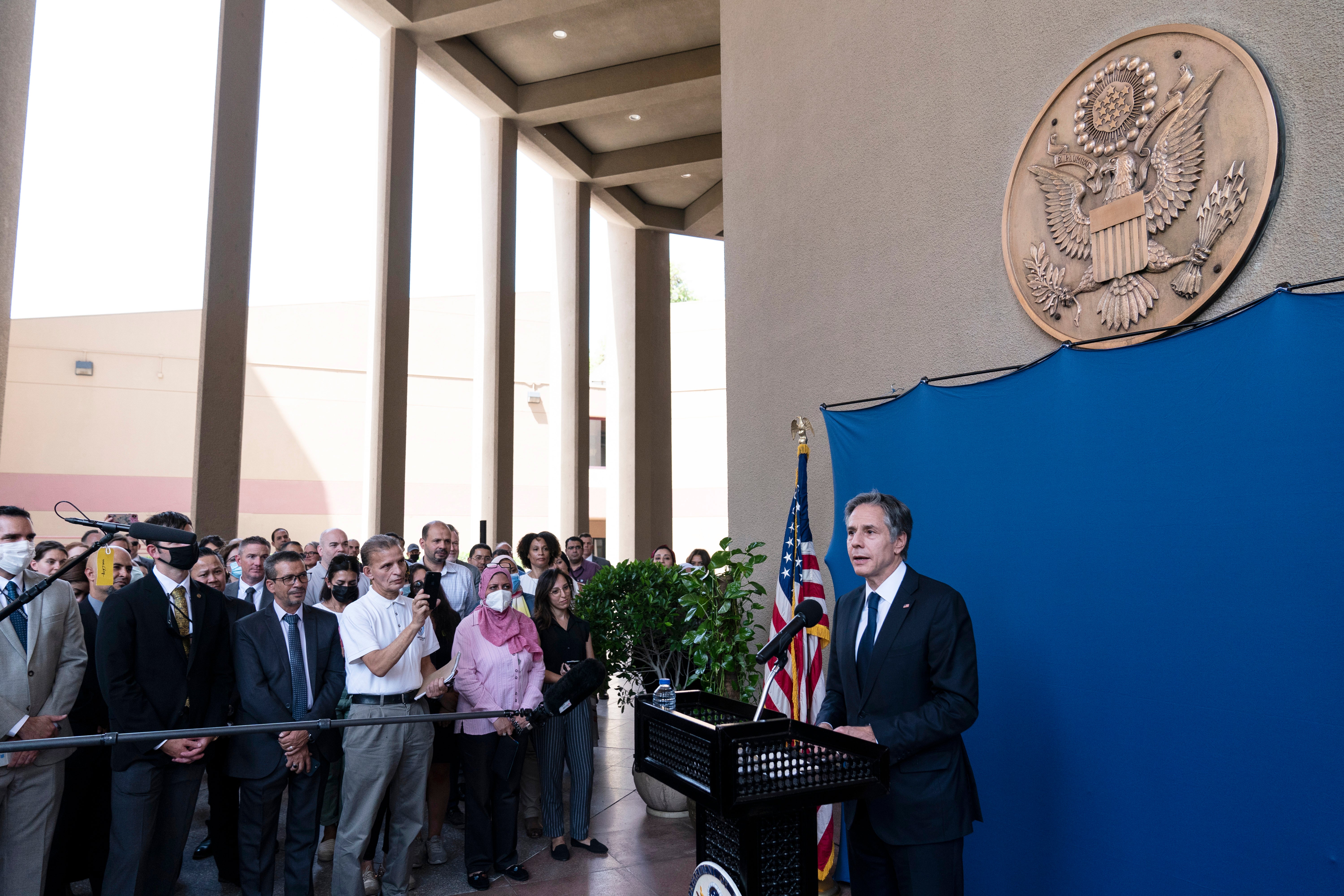 Le secrétaire d'État américain Antony Blinken salue les membres du personnel de l'ambassade des États-Unis au Caire, en Égypte, le 26 mai 2021.