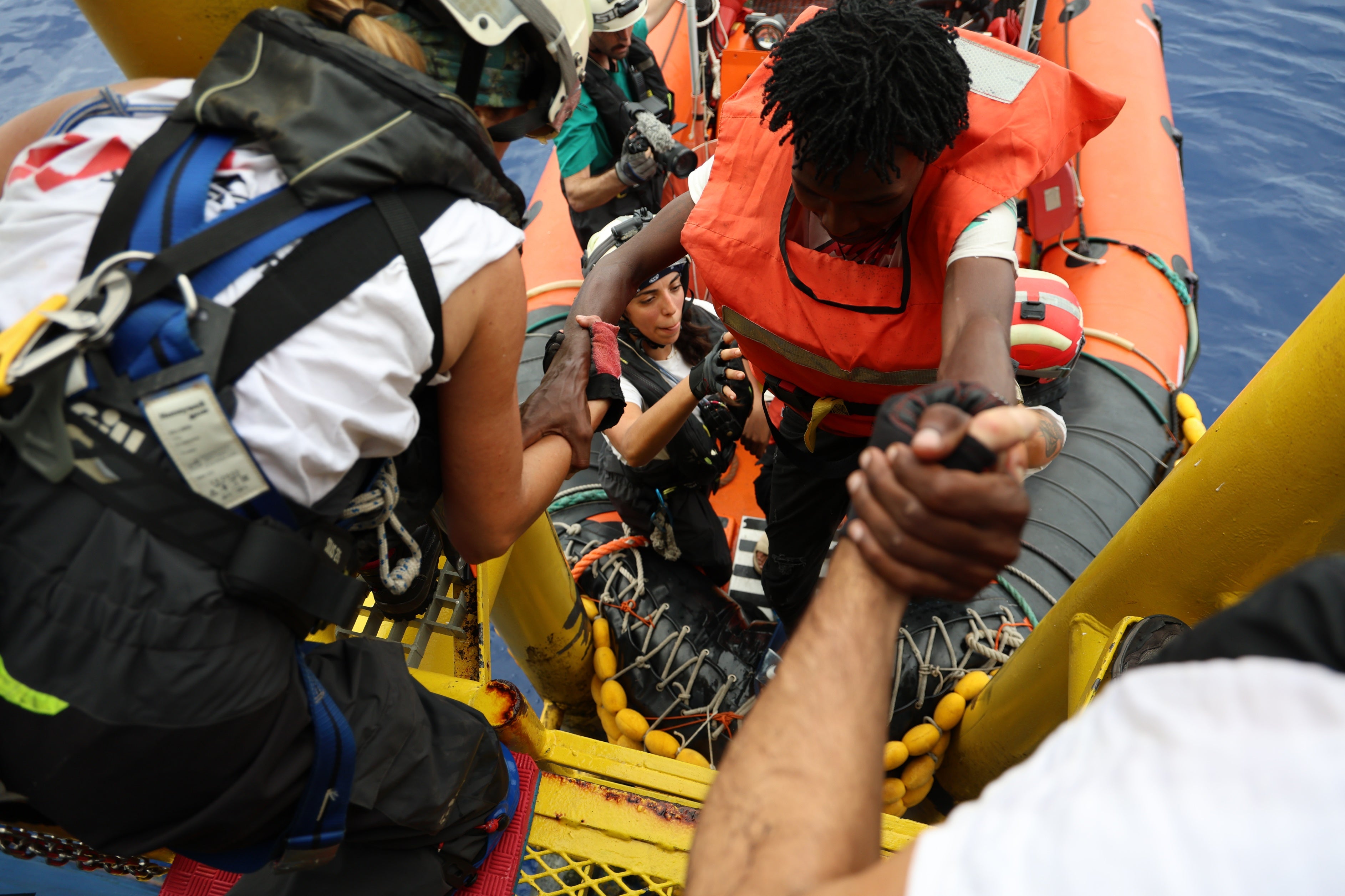 Ein Rettungsteam von Ärzte ohne Grenzen hilft einem Mann an Bord nach einer Rettung im zentralen Mittelmeer, 20. September 2024.
