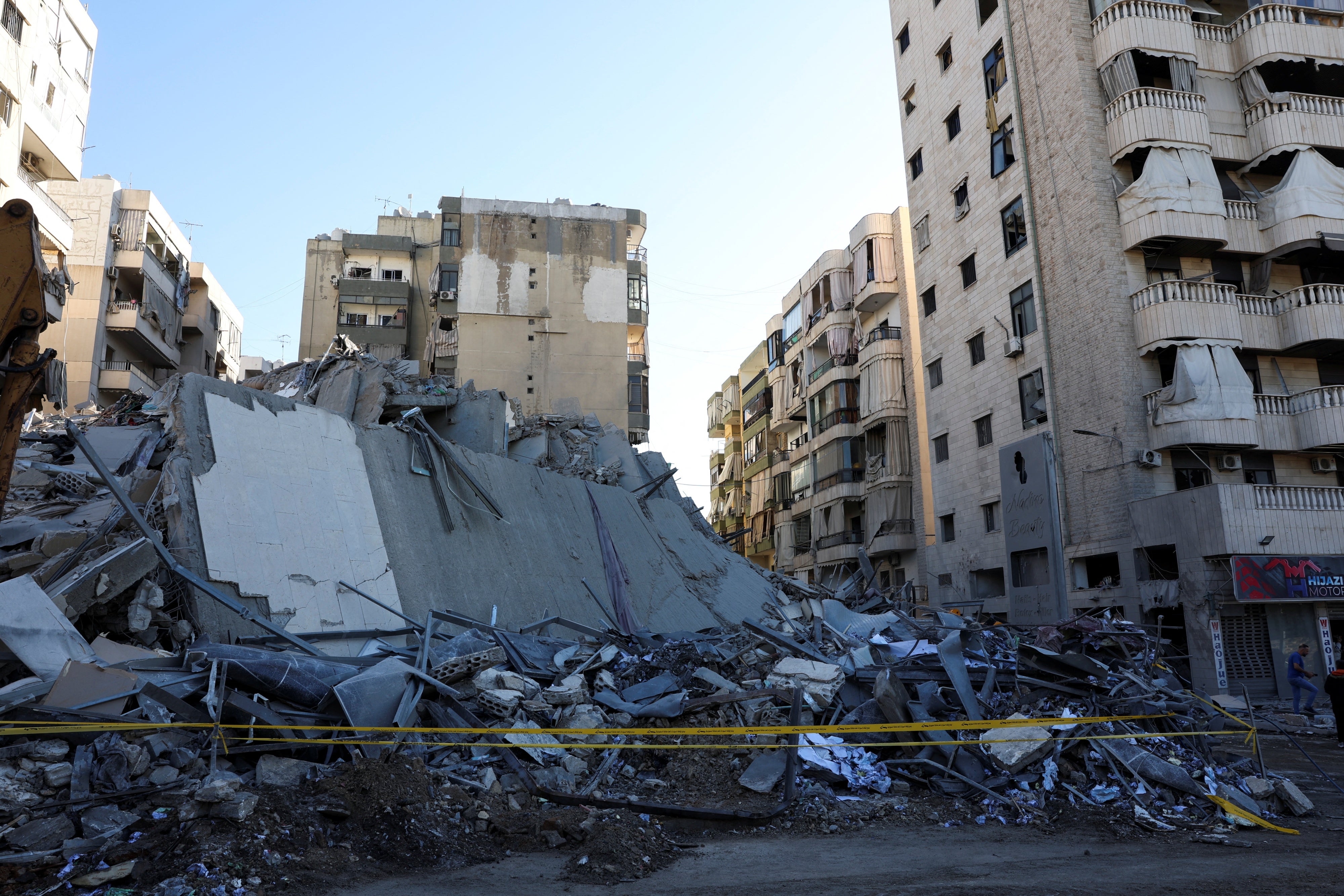 Eine beschädigte Filiale eines der Zweige von Al-Qard al-Hassan, einer mit der Hisbollah assoziierten Finanzinstitution, nach israelischen Luftangriffen am 20. Oktober 2024 in Chiyah, Libanon.