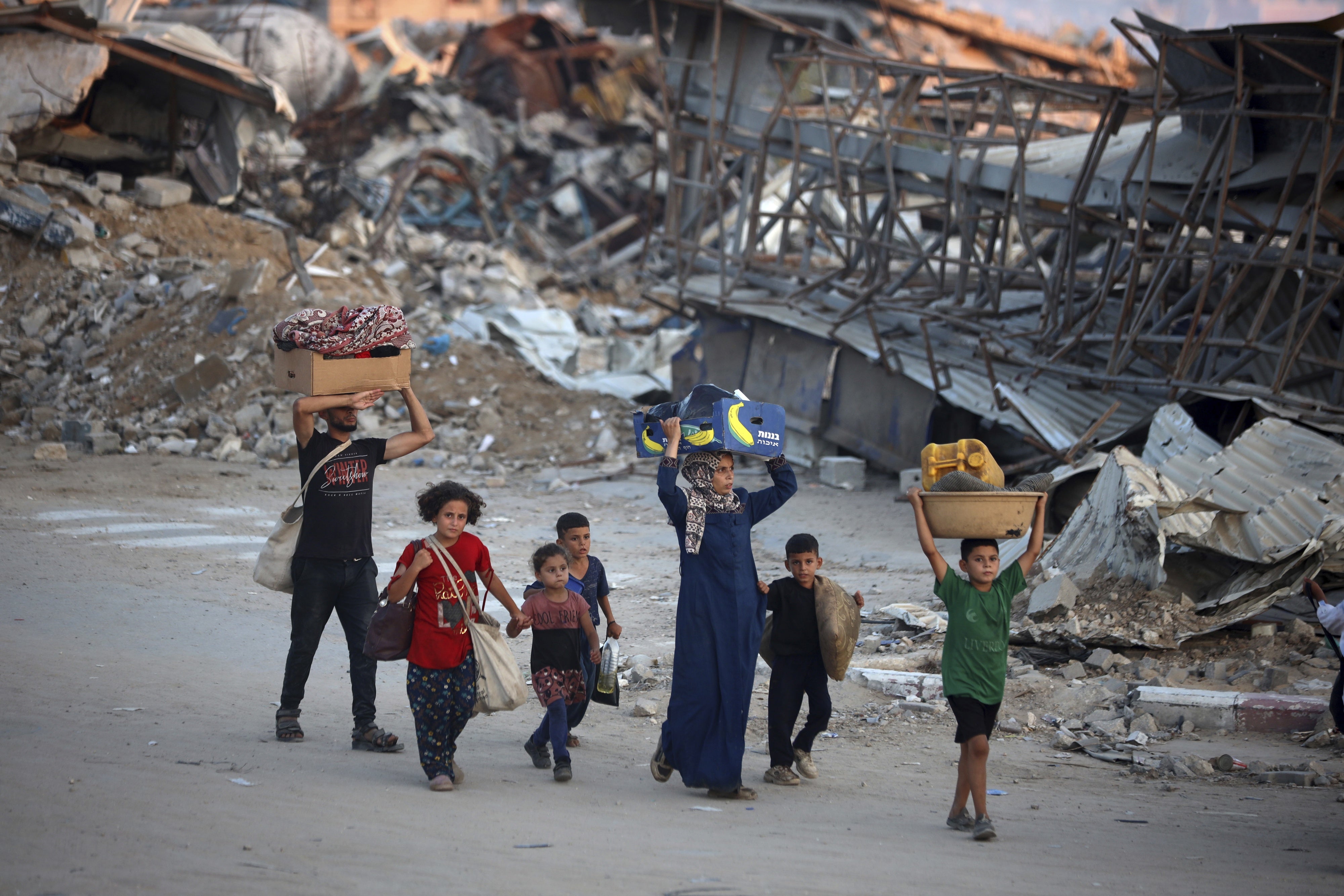 Vertriebene Palästinenser*innen verlassen das Flüchtlingslager al-Bureij im Zentrum des Gazastreifens, nachdem das israelische Militär am 28. Juli 2024 einen neuen Evakuierungsbefehl erlassen hat. © 2024 Majdi Fathi/NurPhoto via AP