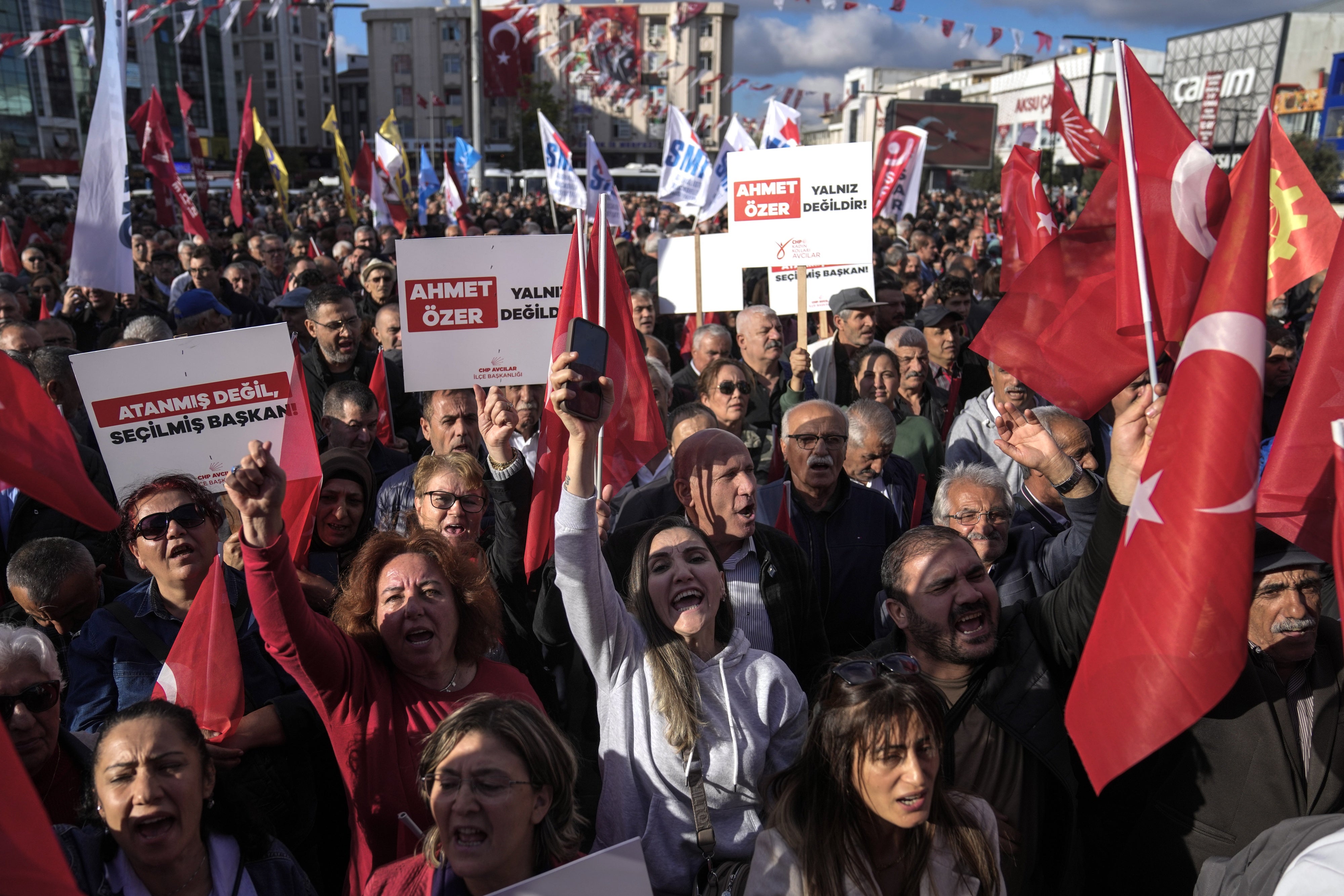Türkiye'nin ana muhalefet partisi Cumhuriyet Halk Partisi'nden (CHP) Esenyurt Belediye Başkanı seçilen Ahmet Özer'in tutuklanması ve görevden alınması protesto edildi. 31 Ekim 2024.  