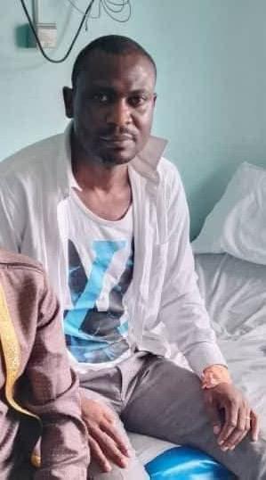 L'éminent avocat des droits humains Richard Tamfu à l'hopital après avoir été passé à tabac par des gendarmes à Douala, au Cameroun, en novembre 2024.