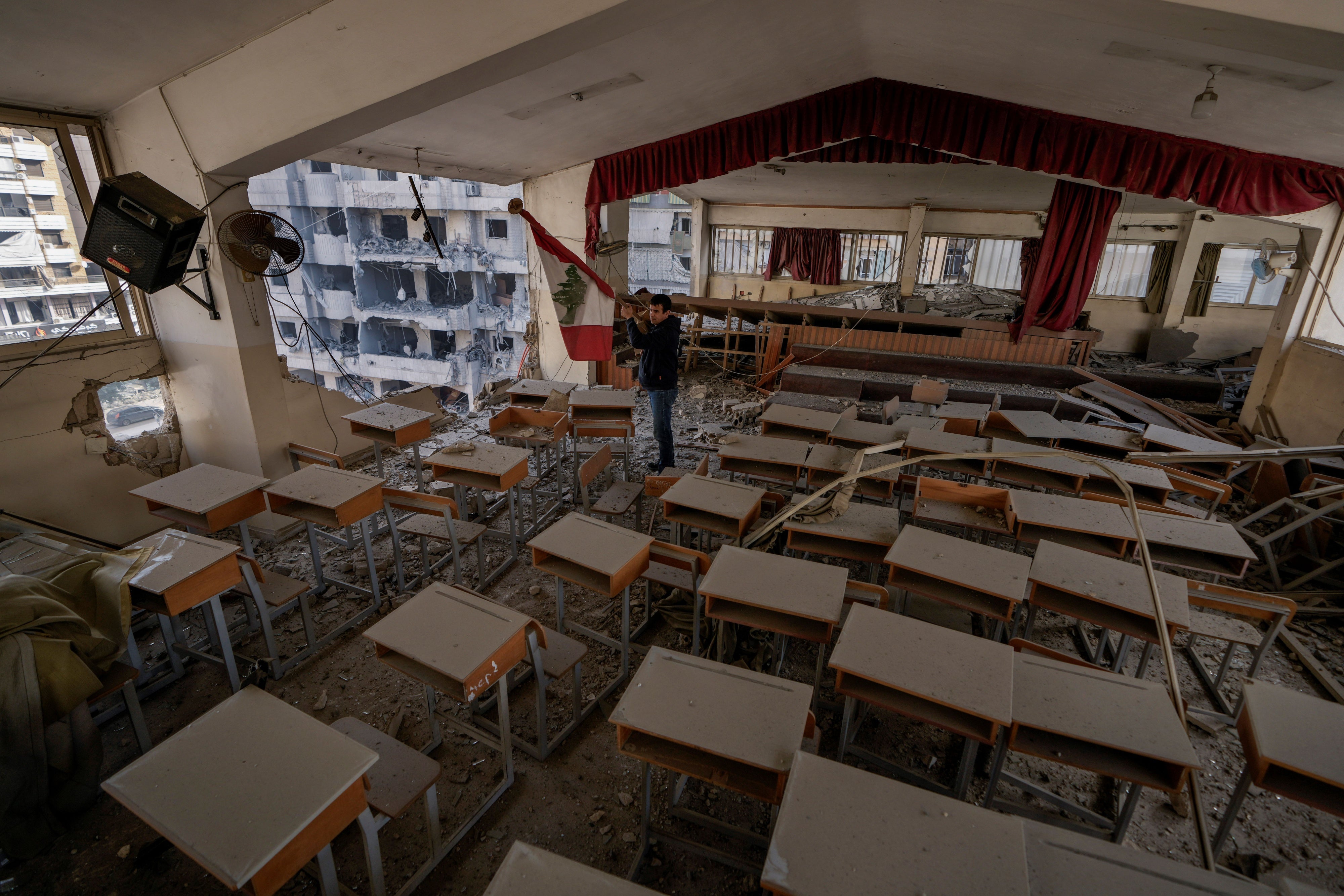 Le professeur Ahmed Awada inspecte son école endommagée par une frappe aérienne Israélienne à Dahiyeh, Beyrouth, Liban, le 29 novembre 2024.