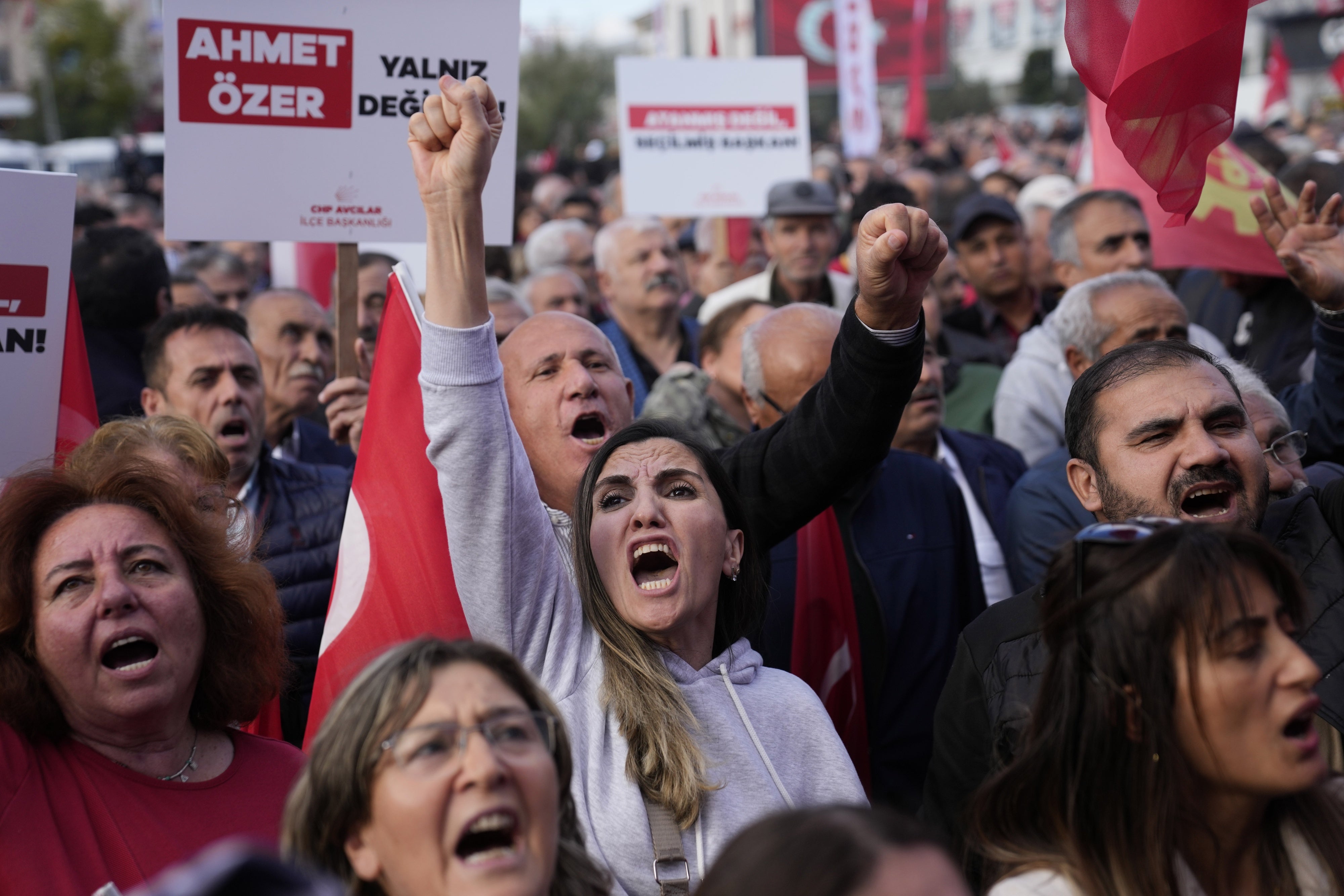 متظاهرون في إسطنبول يحتجون على إقدام الحكومة على إقدام الحكومة على إقالة رئيس بلدية منطقة إسنيورت في إسطنبول أحمد أوزر واعتقاله، وهو من "حزب الشعب الجمهوري" المعارض، في 31 أكتوبر/تشرين الأول 2024، واستبداله بشخص معين من قبل الحكومة كـ"وصي". 