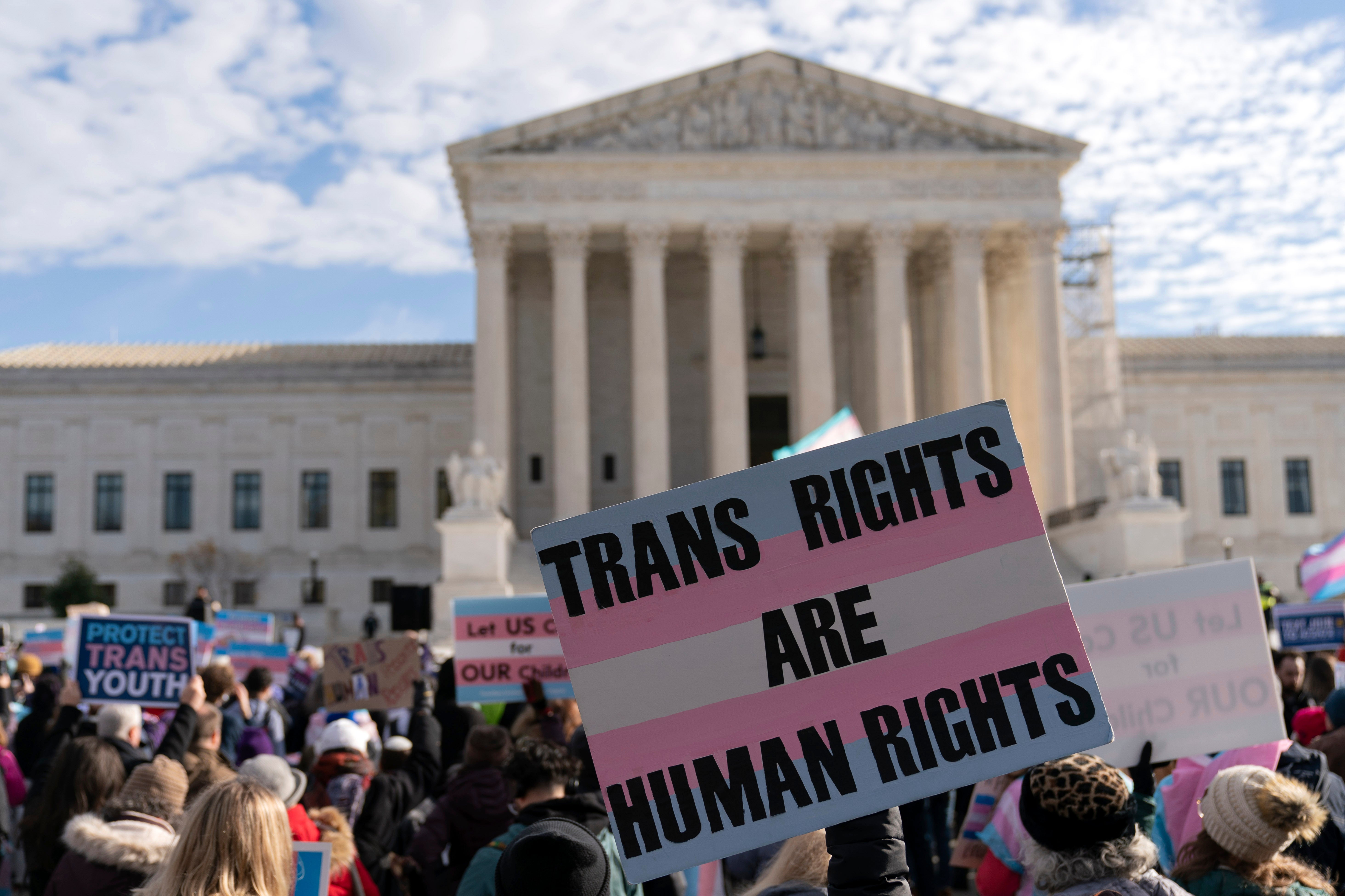 Manifestation en faveur des droits des personnes transgenres devant la Cour suprême à Washington, aux États-Unis, le 4 décembre 2024.