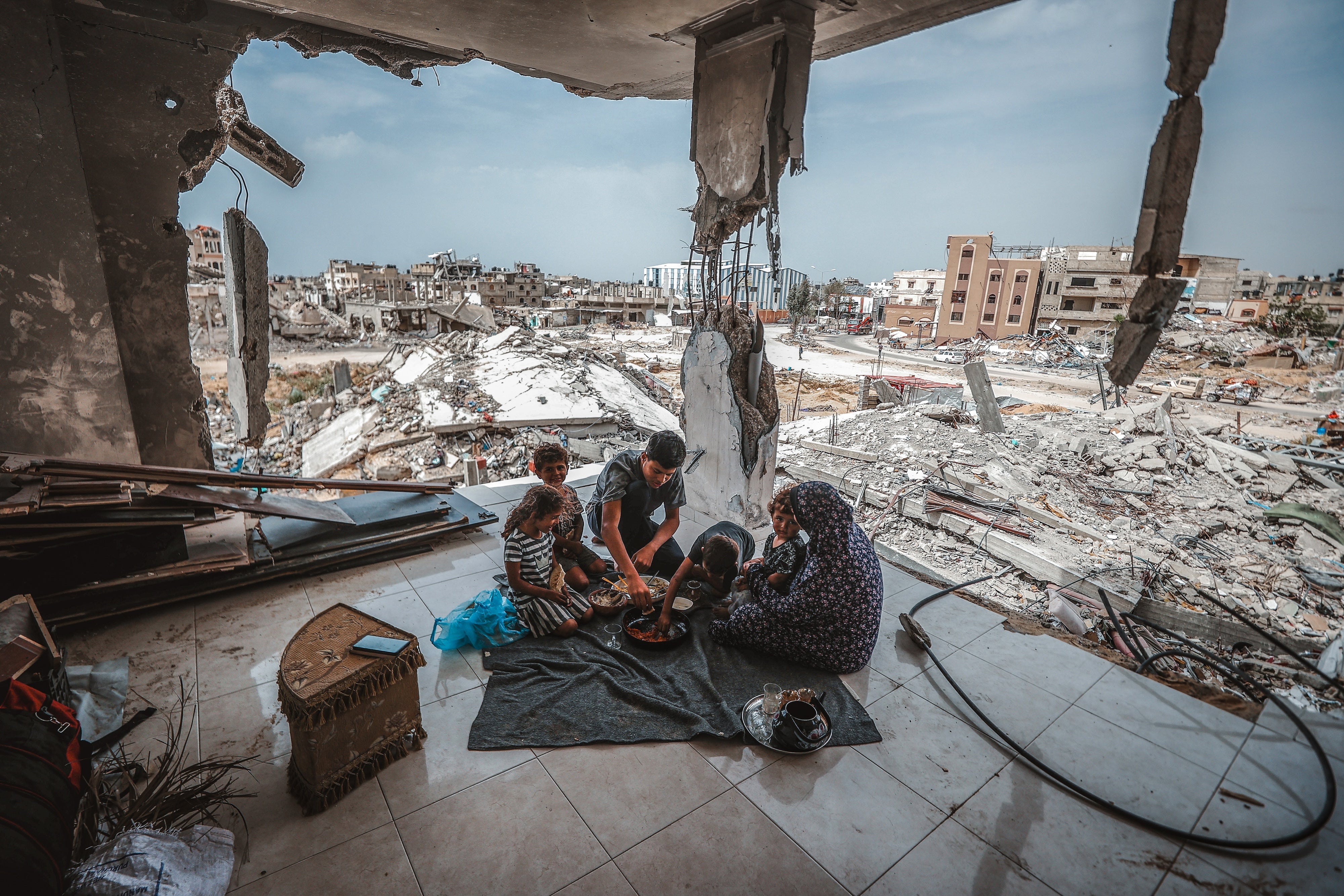 Palestinos regresan a Khan Younis en Gaza, 26 de abril de 2024. 