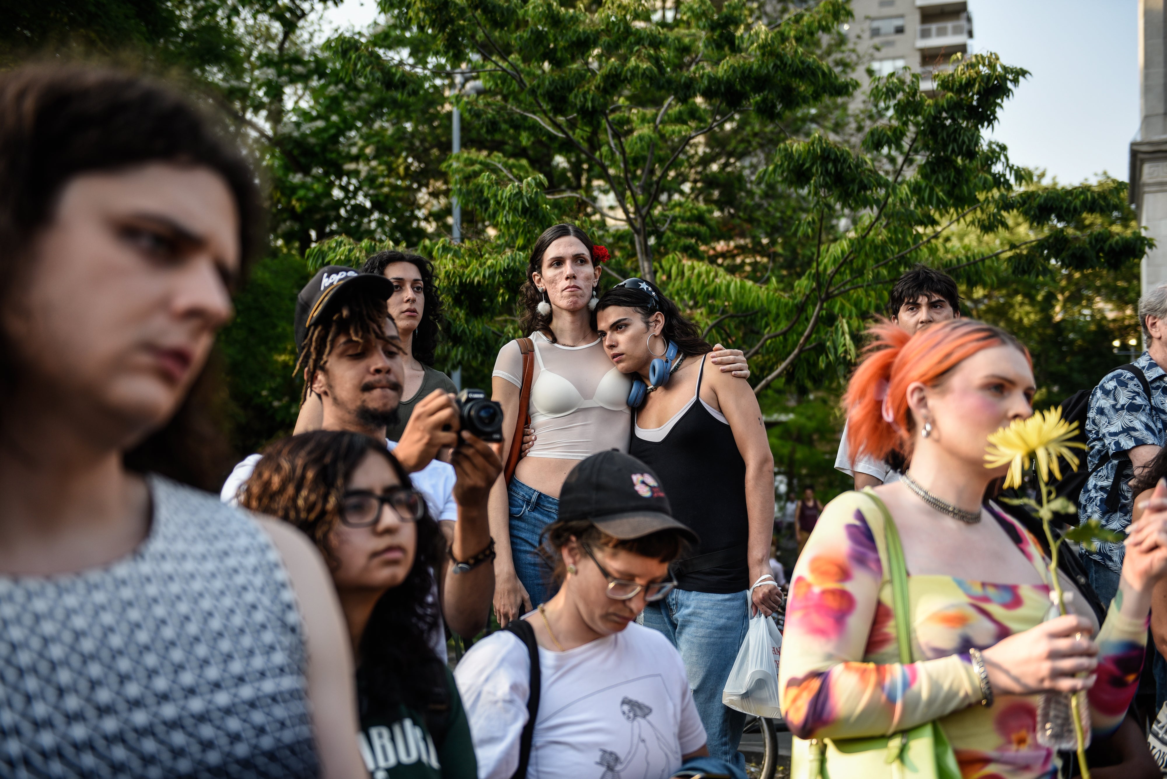 Un grupo de personas participa en una protesta semanal en apoyo de las personas trans en el Washington Square Park de Nueva York, Estados Unidos, el 31 de mayo de 2023. 