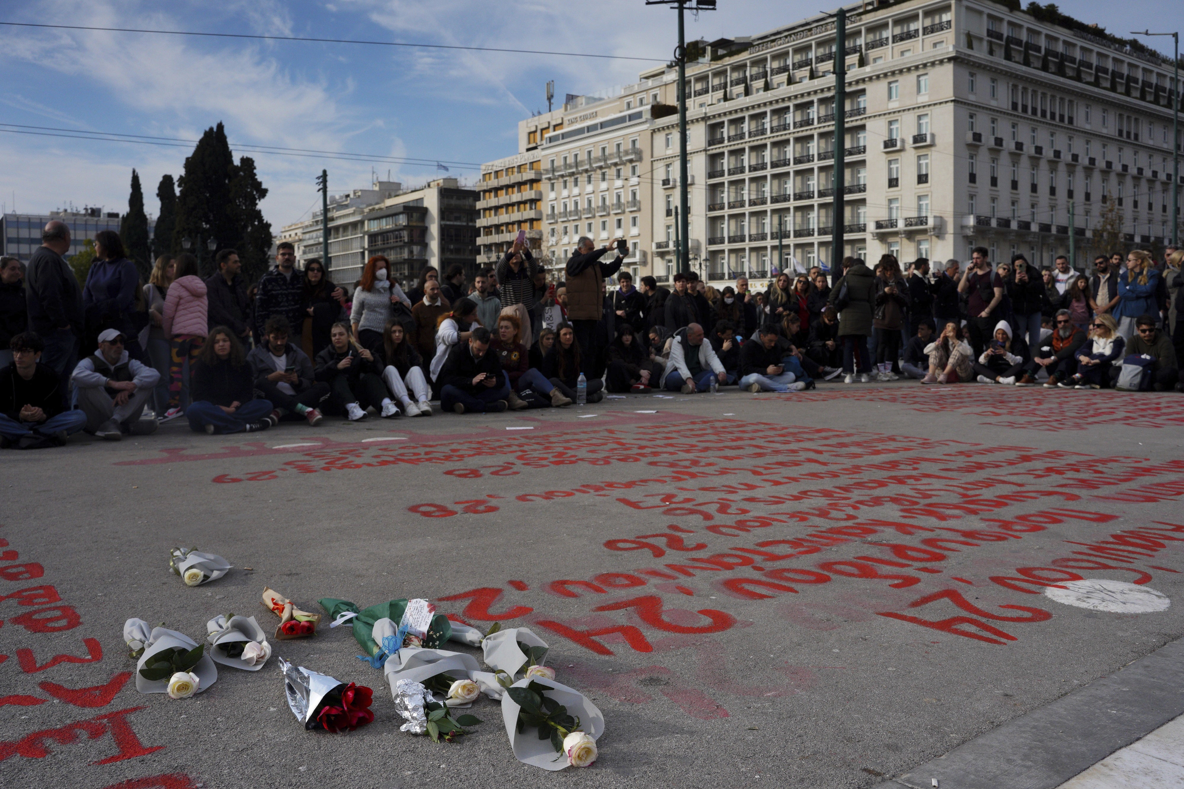 Λουλούδια και τα ονόματα των θυμάτων του σιδηροδρομικού δυστυχήματος των Τεμπών εκτίθενται κατά τη διάρκεια μιας καθιστικής διαμαρτυρίας που διοργανώθηκε από τον Σύλλογο Συγγενών Θυμάτων Τεμπών στην Αθήνα, Ελλάδα, 26 Ιανουαρίου 2025.