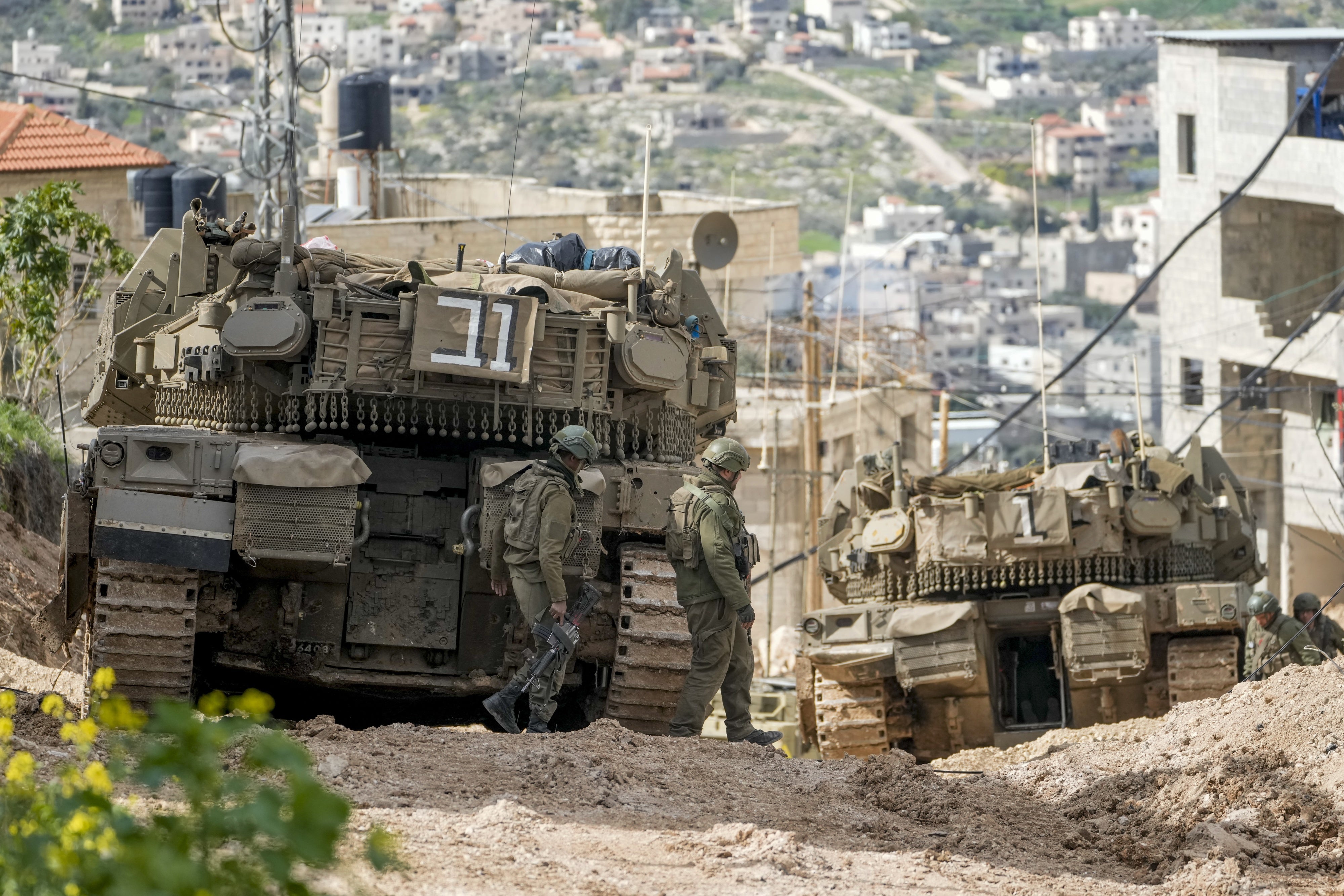 Des chars israéliens sont déployés lors d'une opération militaire en cours dans le camp de réfugiés de Jénine, en Cisjordanie occupée, le 24 février 2025.