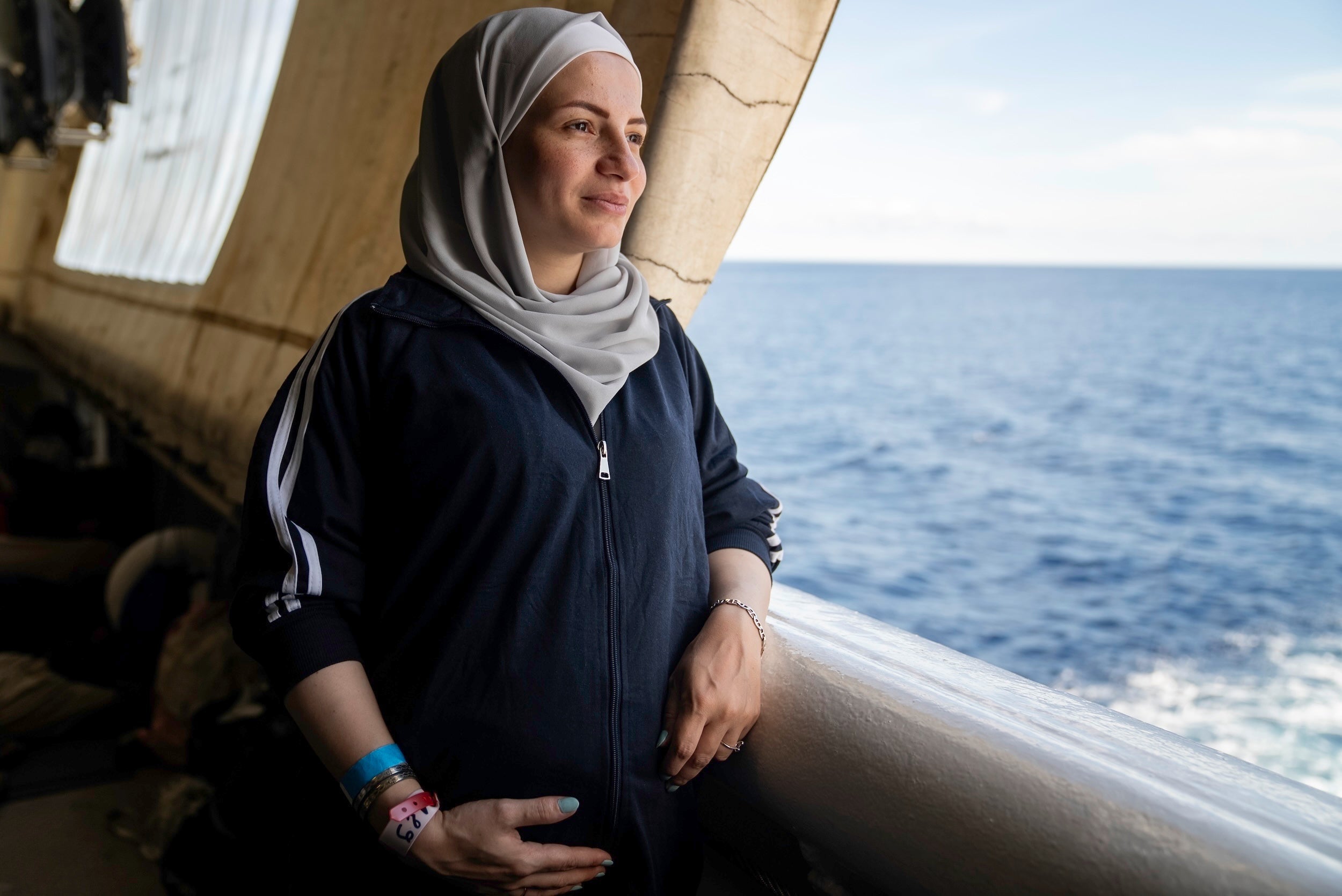 Una donna siriana al settimo mese di gravidanza guarda il Mediterraneo dalla poppa della Geo Barents, 20 settembre 2024.