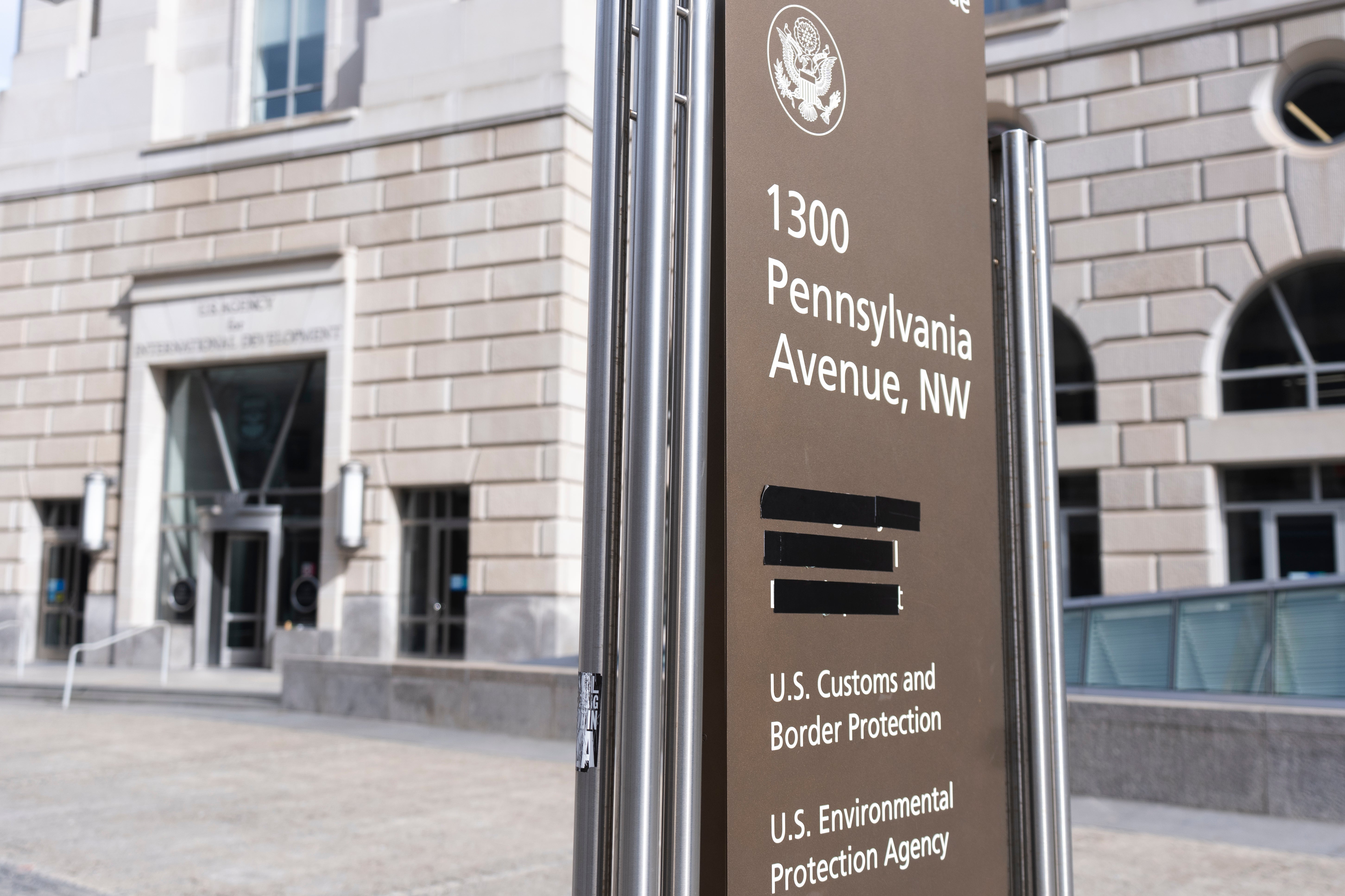 Un panneau indiquant les noms des agences gouvernementales américaines hébergées dans le bâtiment Ronald Reagan à Washington, DC, avec le nom de l'USAID masqué par du ruban adhésif, le 7 février 2025.