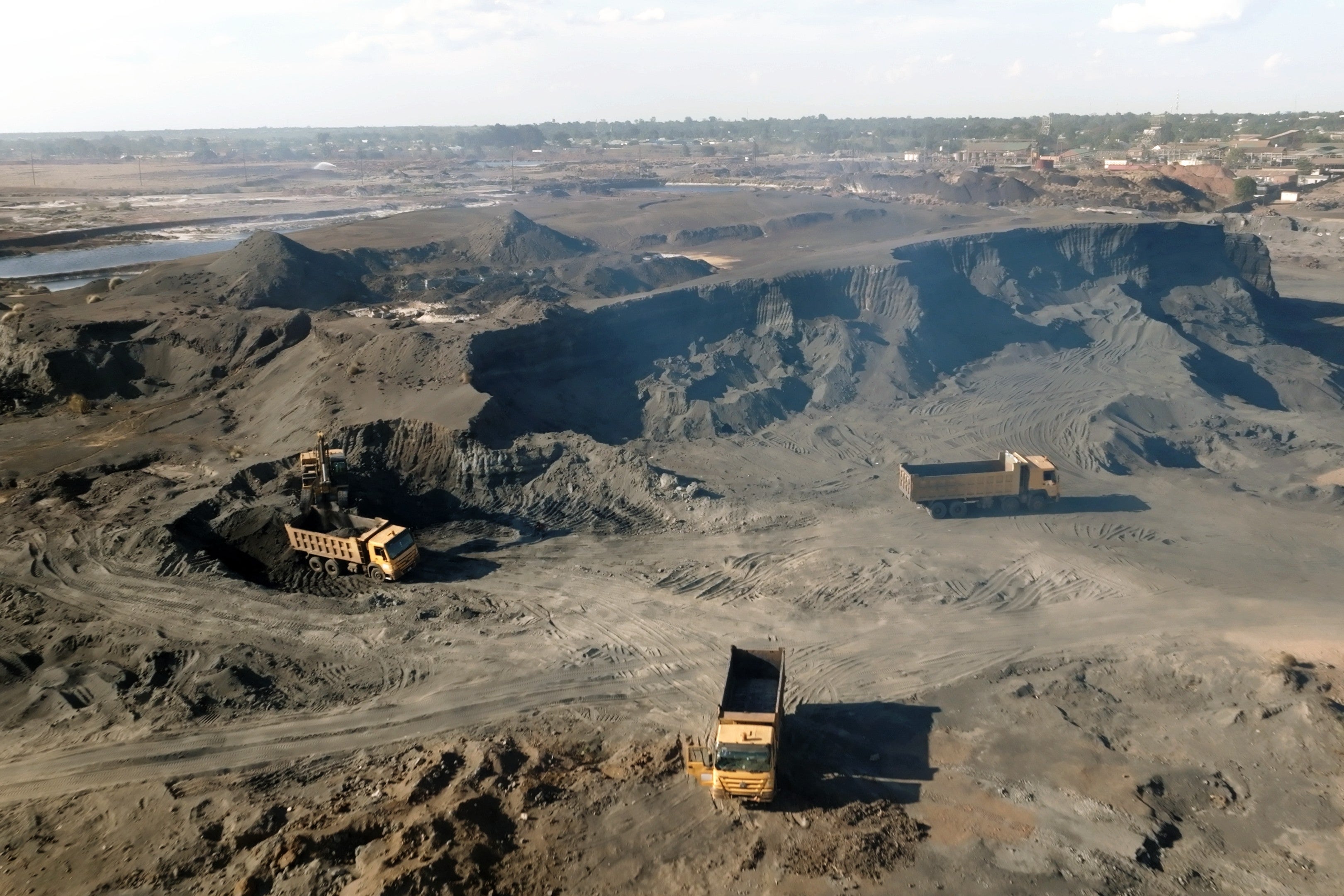 Des camions circulaient sur un site de déchets d’une ancienne mine de plomb et de zinc à Kabwe, en Zambie, surnommé « Black Mountain » (« Montagne noire ») par les habitants. 