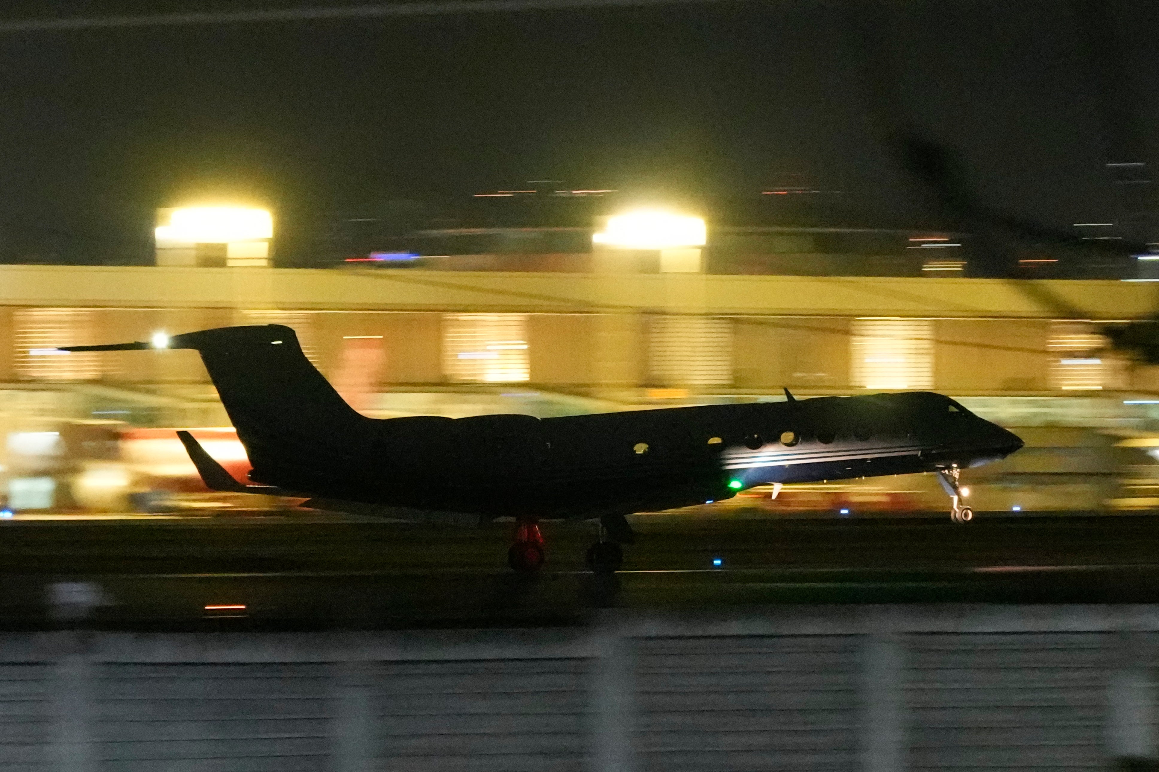 Un avion transportant l'ex-président philippin Rodrigo Duterte, arrêté conformément à un mandat d’arrêt émis par la Cour pénale internationale à La Haye, décollait de l’aéroport de Manille le 11 mars 2025, en direction de La Haye, aux Pays-Bas