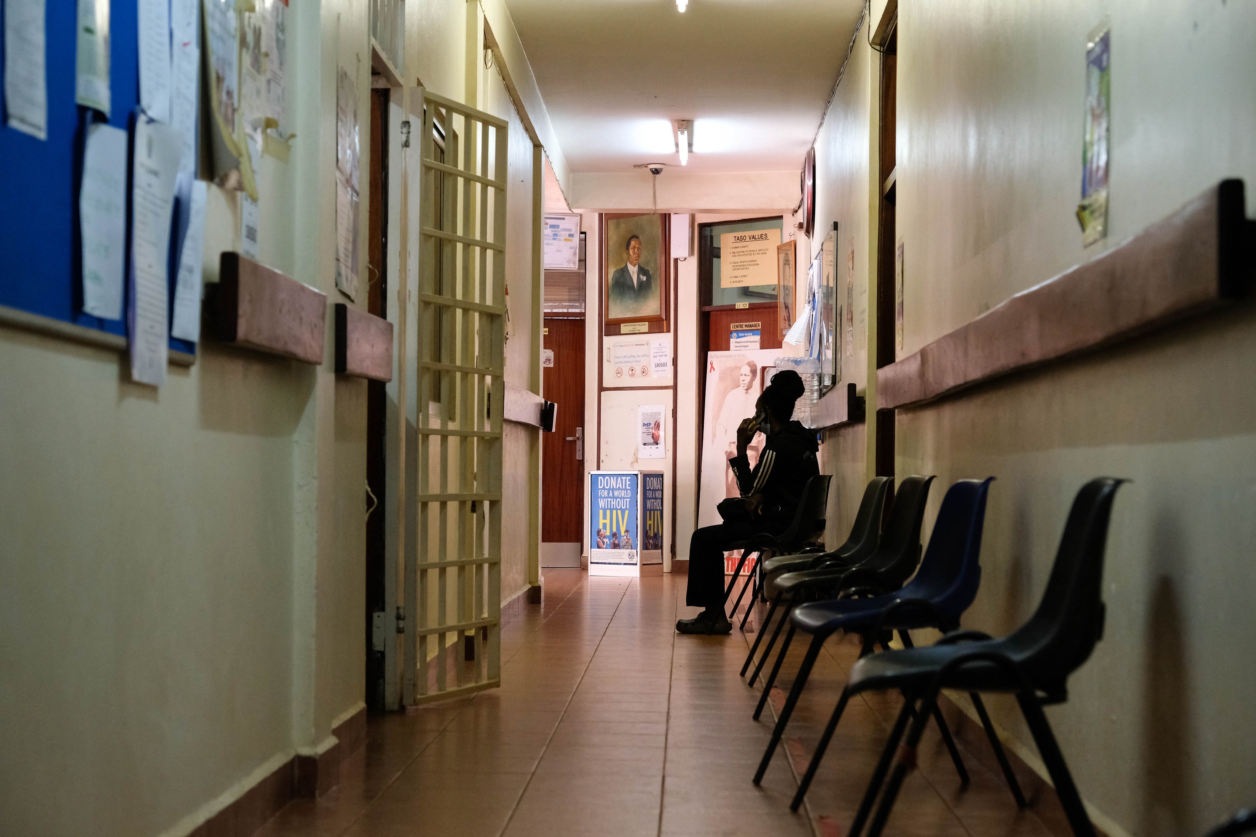 Une patiente attend d'être vue par un médecin lors d'une journée de consultation VIH au centre de services TASO Mulago à Kampala, en Ouganda, le 17 février 2025.