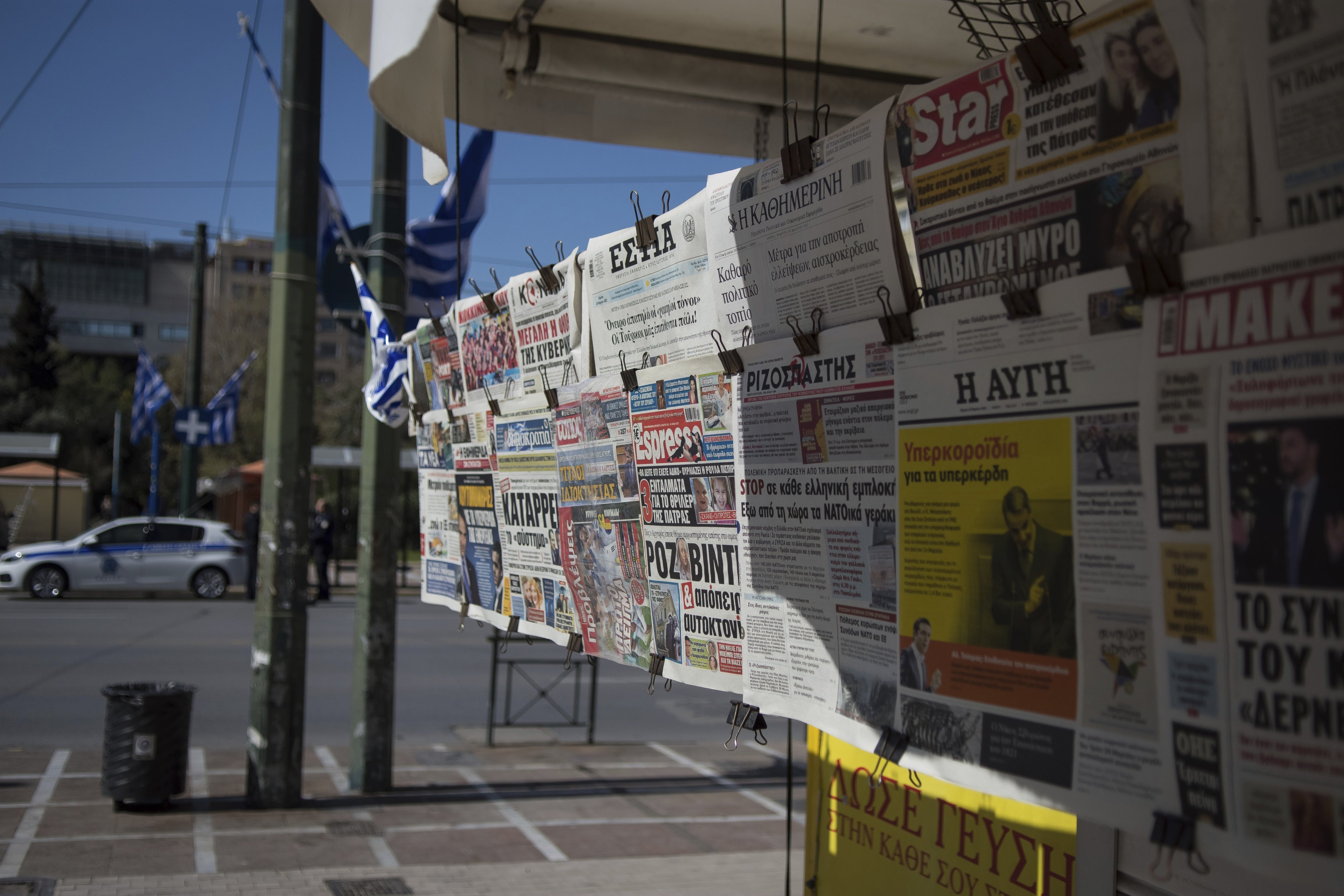 Periódicos colgados en un quiosco en el centro de Atenas, Grecia, el 24 de marzo de 2022.