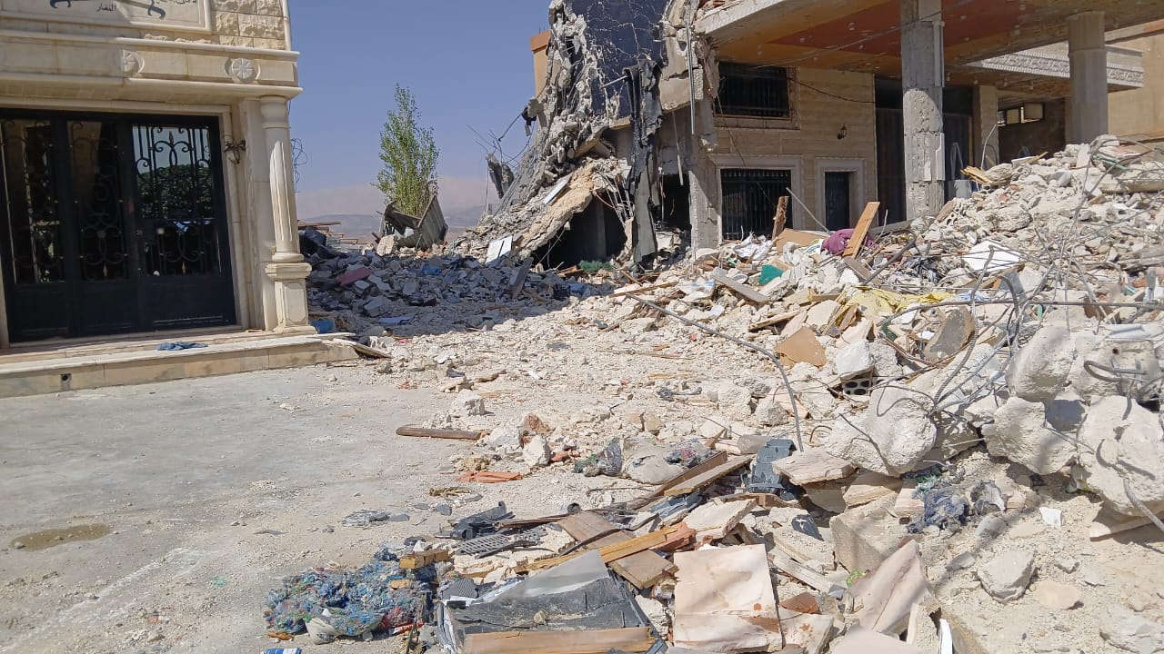 Un tas de décombres sur le site d’une frappe aérienne israélienne menée le 25 septembre 2024, qui a touché un immeuble résidentiel situé le long de la route principale reliant Baalbek et Qaa, près d’un carrefour menant au centre-ville de Younine, dans l’est du Liban.