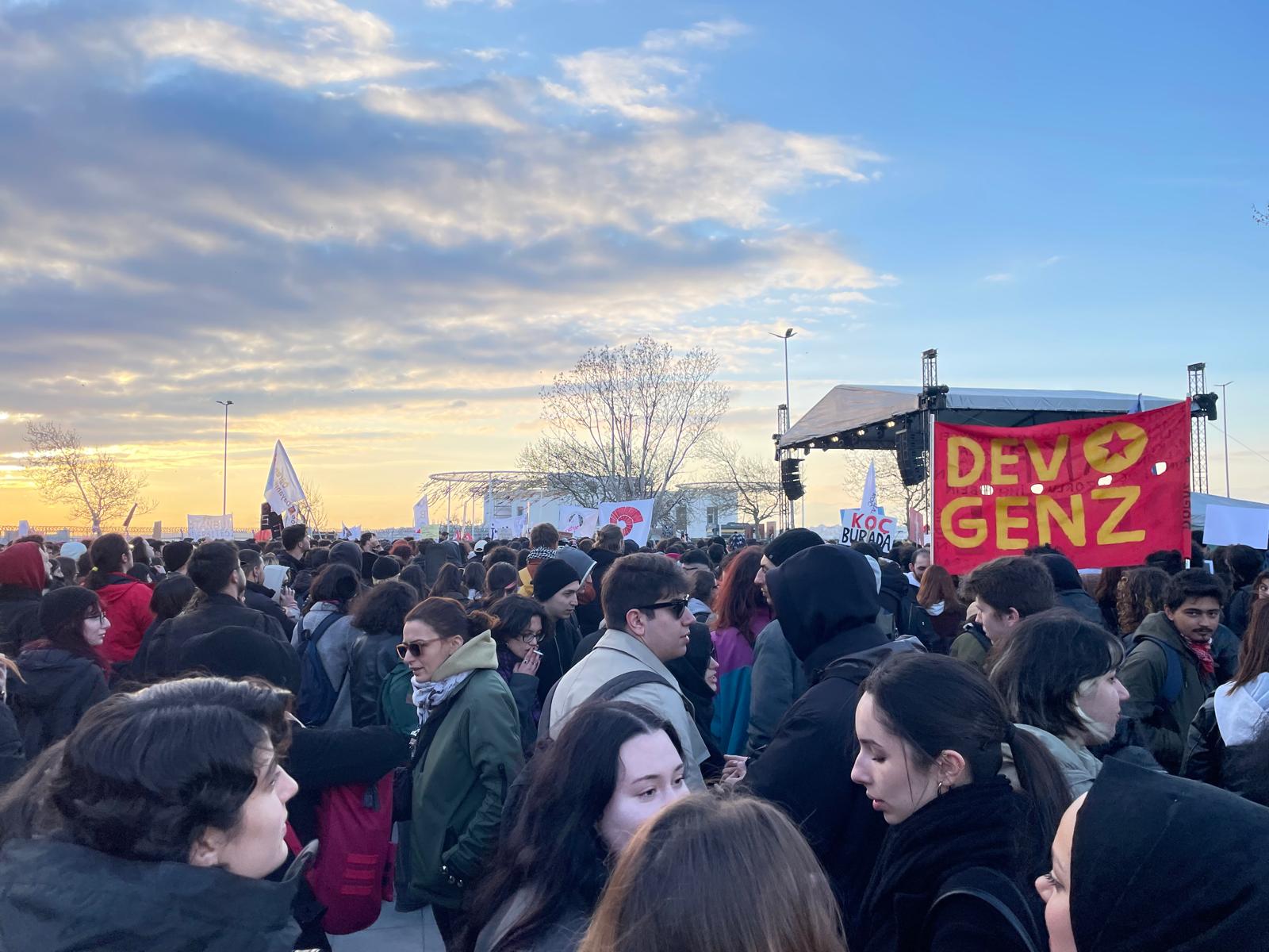 Öğrenciler, İstanbul Büyükşehir Belediye Başkanı Ekrem İmamoğlu'nun tutuklanmasına karşı düzenlenen eylemlere katılan arkadaşlarının gözaltına alınmasını ve tutuklanmasını protesto ediyor. Kadıköy, İstanbul, 8 Nisan 2025. 