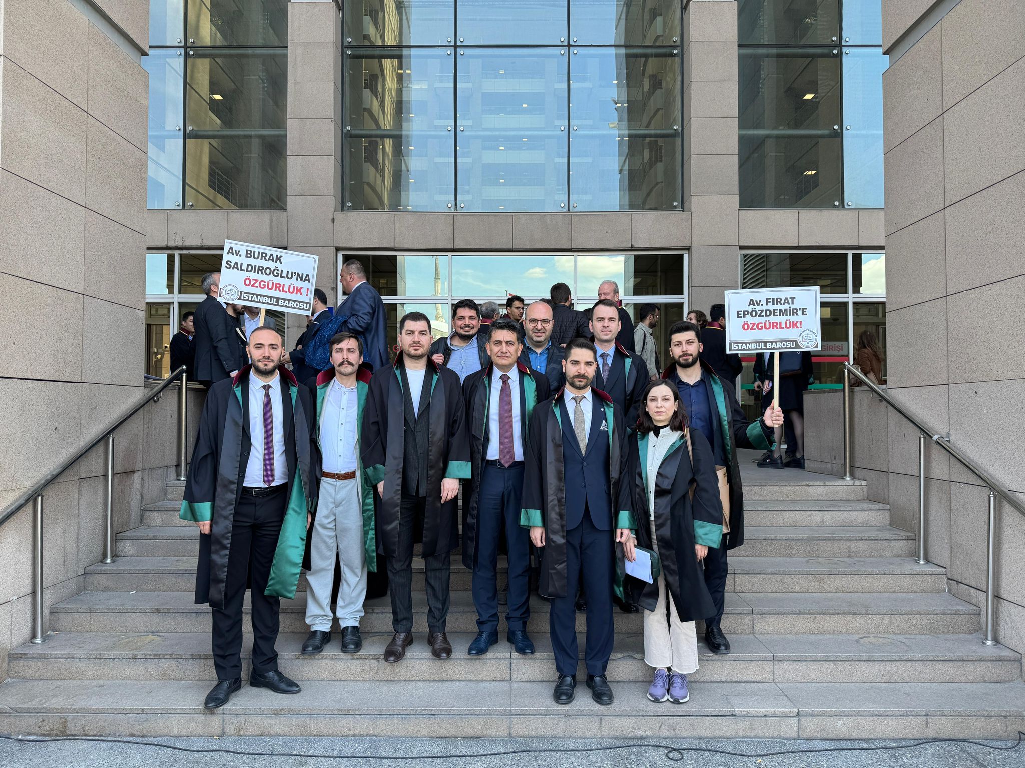 Avukatlar Çağlayan Adliyesi önünde avukat meslektaşlarının tutuklanmasını protesto ediyor, İstanbul, Türkiye, 12 Mayıs 2025
