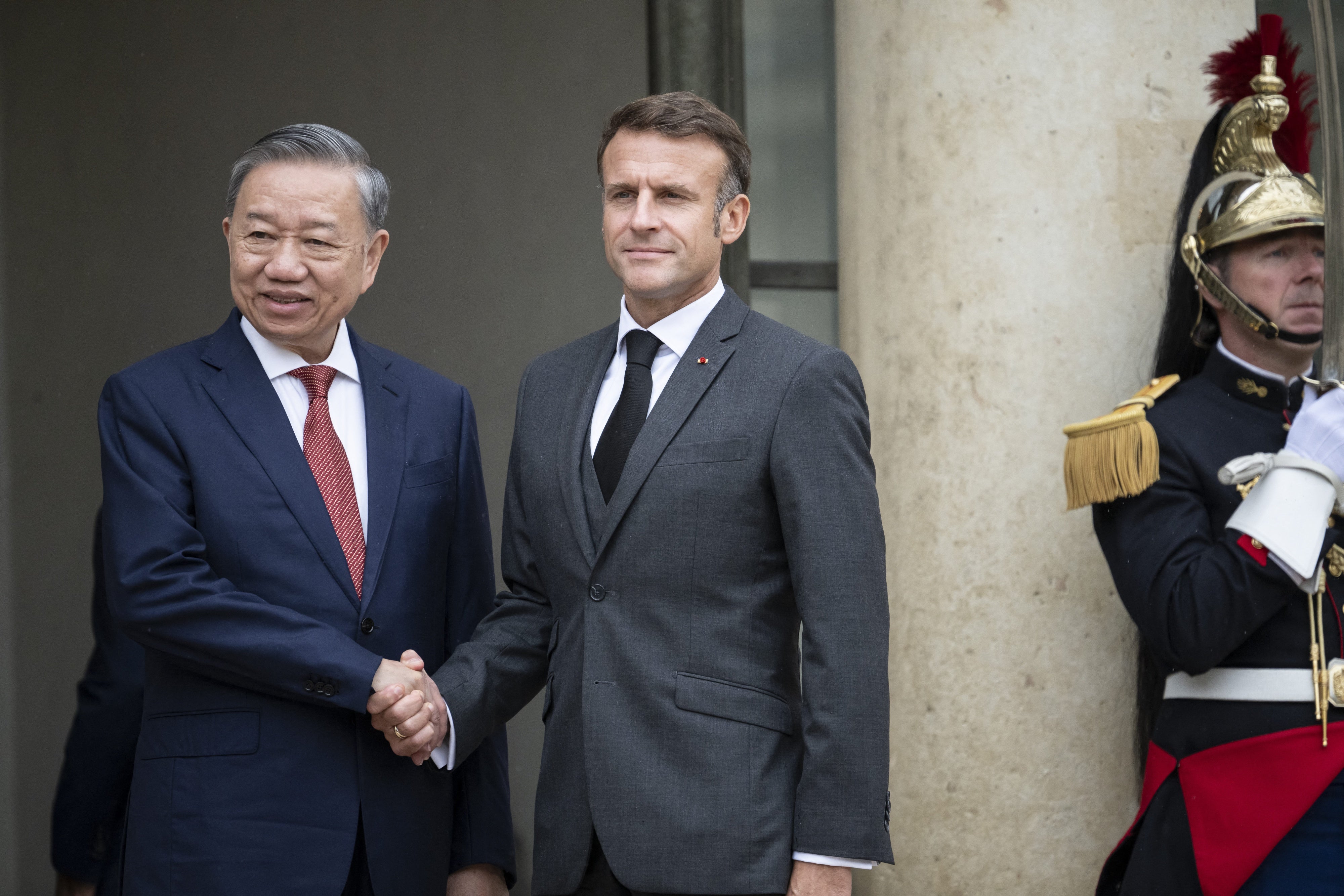 Tổng thống Pháp Emmanuel Macron (bên phải) chào đón Chủ tịch Việt Nam Tô Lâm tại Điện Elysee ở Paris, ngày mồng 7 tháng 10 năm 2024.