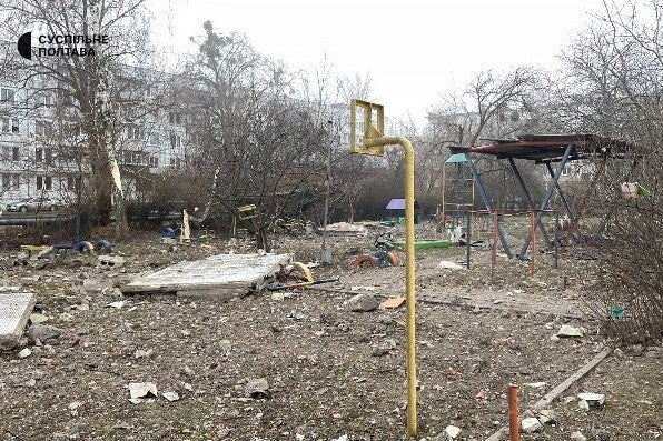 Débris éparpillés dans une aire de jeux à Poltava, en Ukraine, suite à l’attaque russe du 1er février 2025.