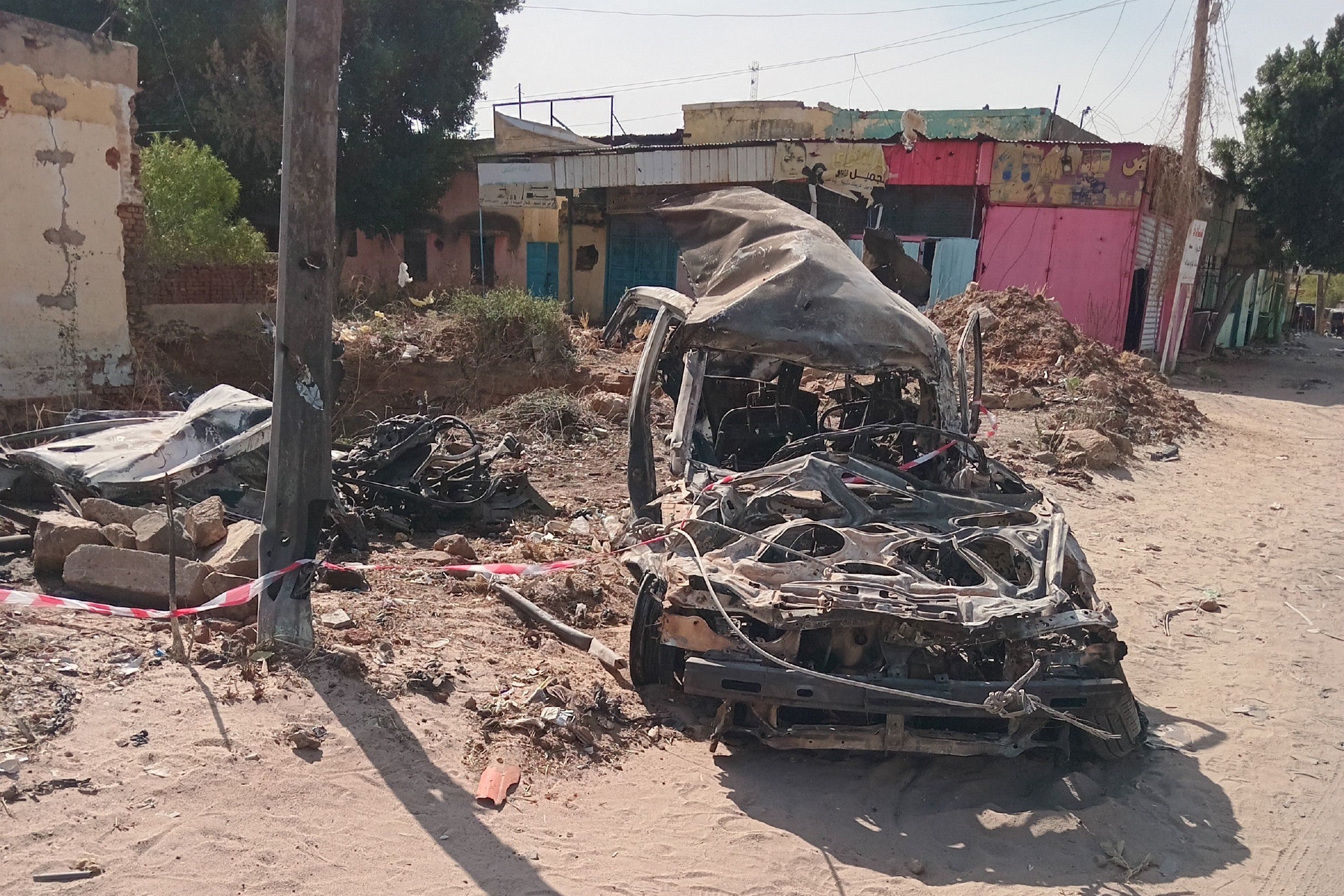 صورة نشرها أحد سكان نيالا في 6 فبراير/شباط 2025 تُظهر سيارتين مدمرتين في موقع غارة جوية في 3 فبراير/شباط شمال دوار السينما في نيالا، جنوب دارفور. 
