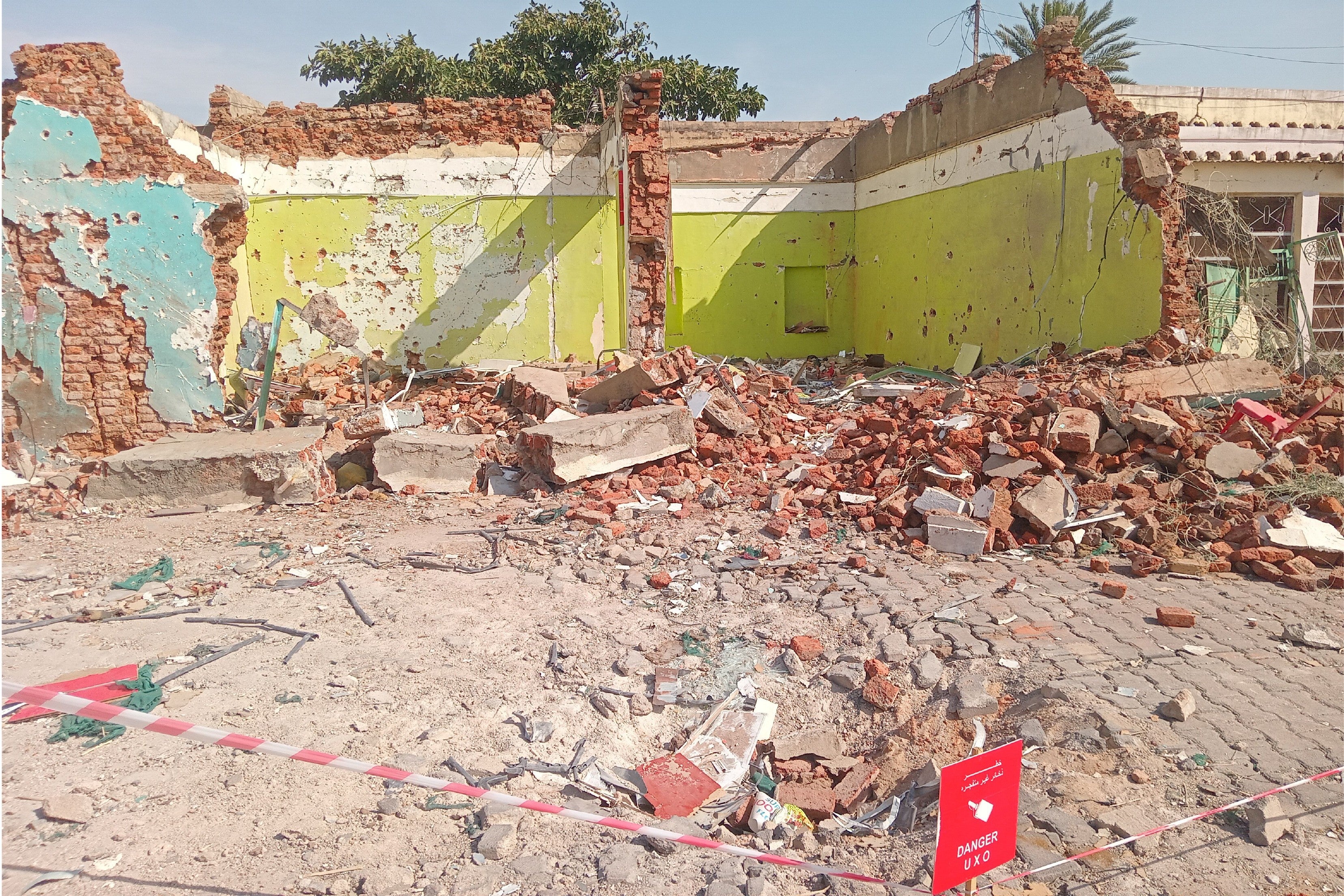 صورة شاركها أحد سكان نيالا في 6 فبراير/شباط 2025، تظهر المبنى المدمر في موقع غارة جوية في 3 فبراير/شباط قرب مستشفى مكة للعيون في نيالا، جنوب دارفور.
