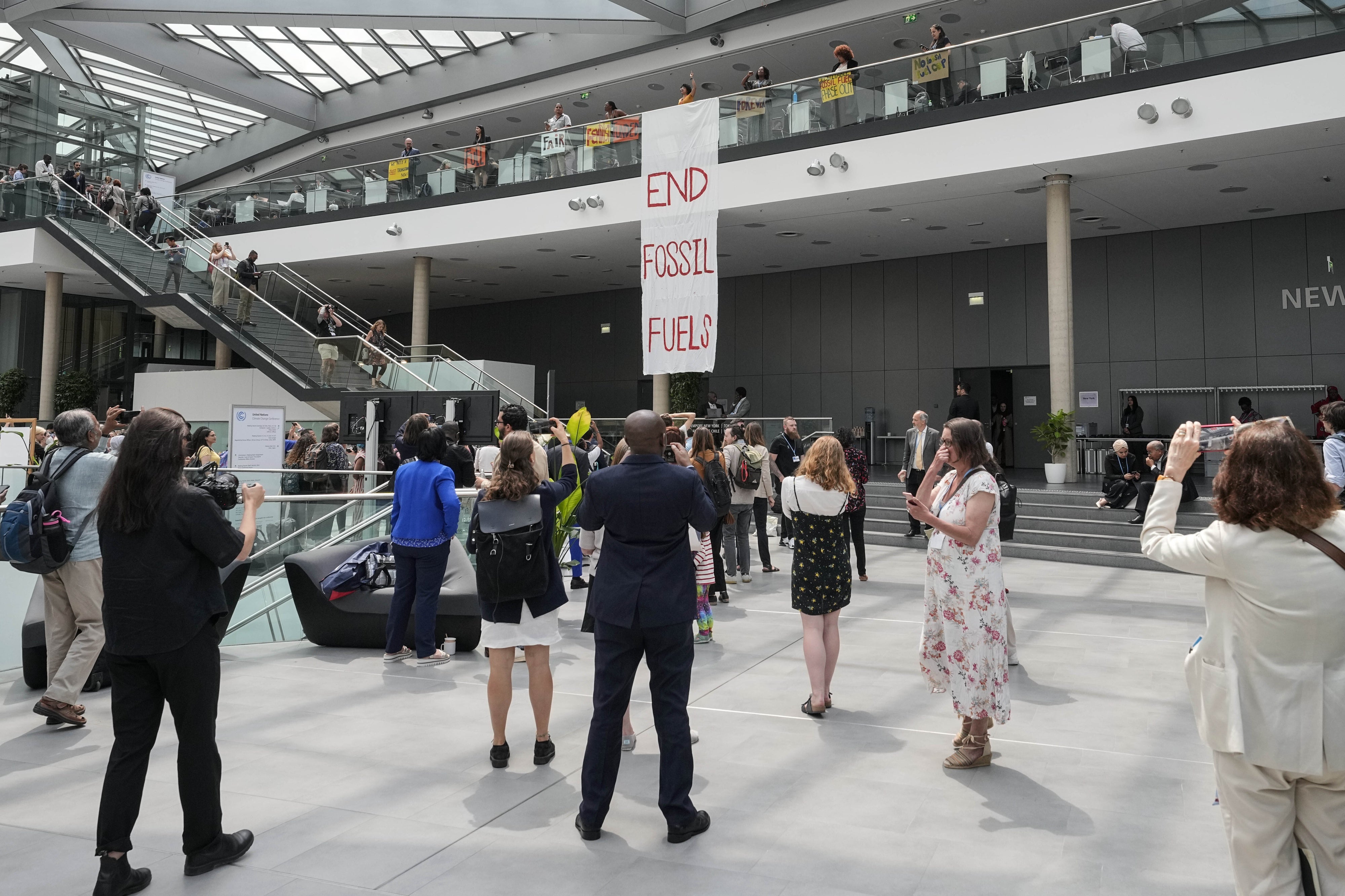Klimaaktivist*innen demonstrieren für ein Ende der Nutzung fossiler Brennstoffe bei der UN-Klimakonferenz in Bonn, Deutschland, 8. Juni 2023.
