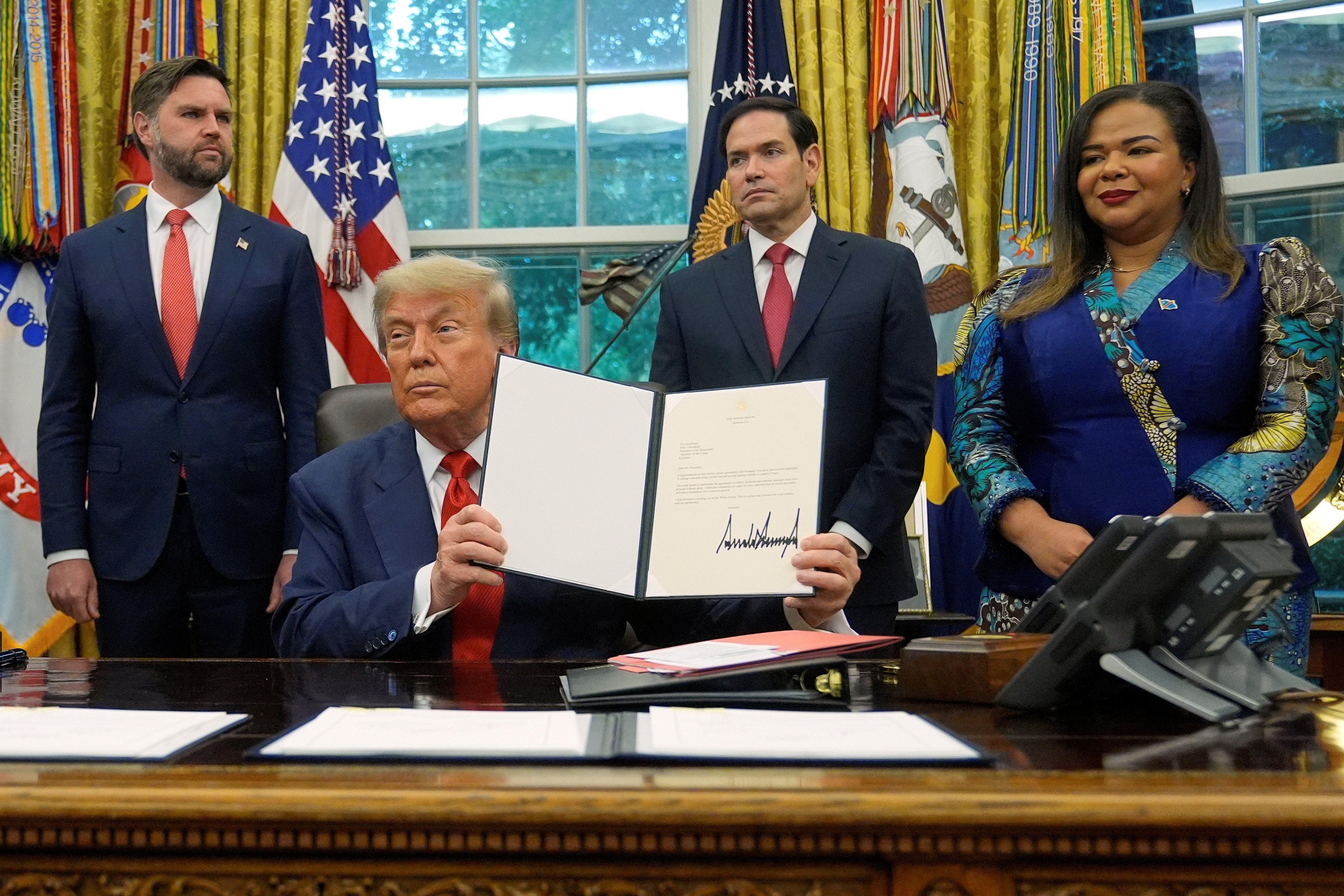 Trump présente un document signé de l'accord Rwanda-RDC.