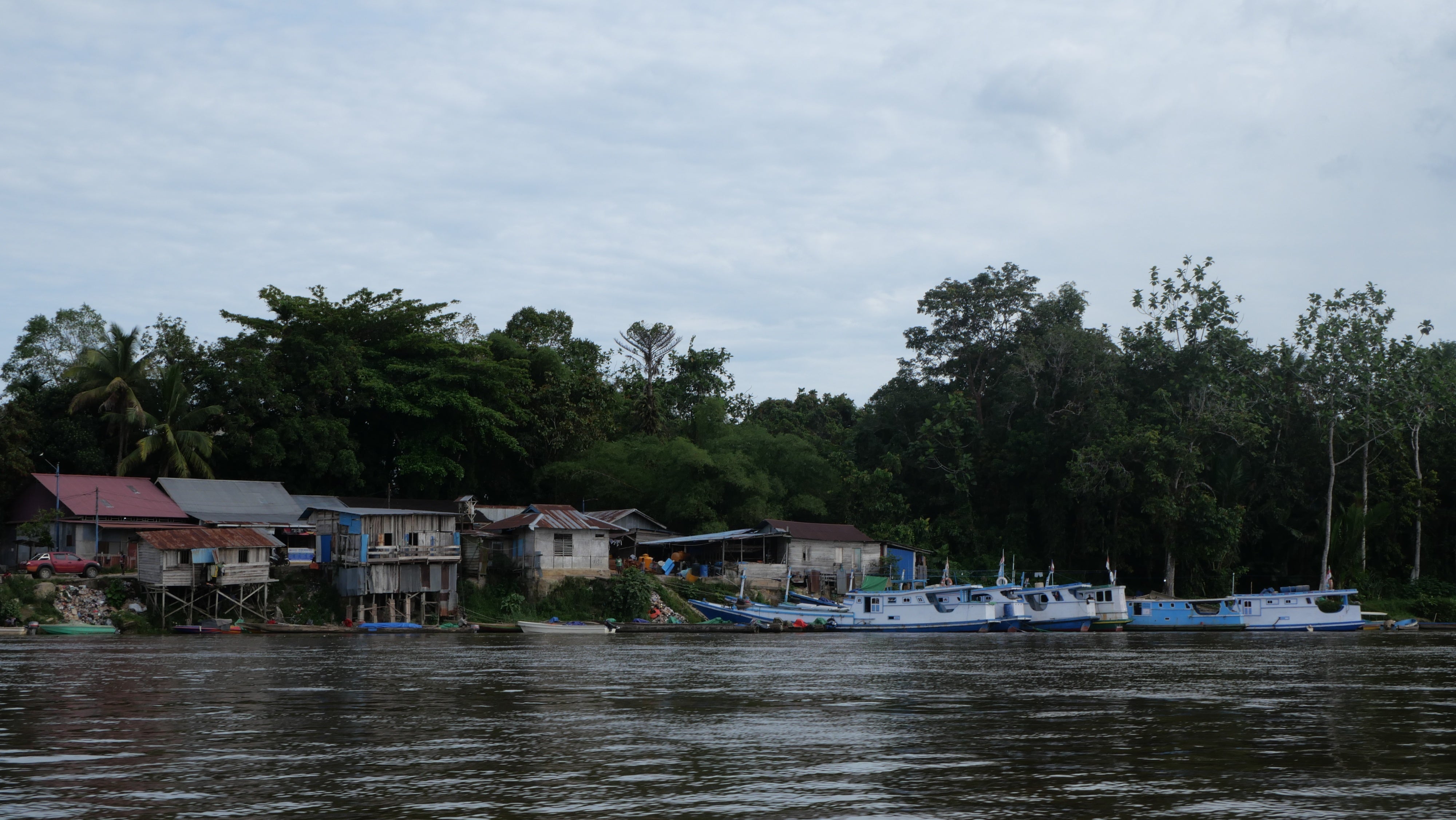 Pelabuhan di pinggiran Kota Tanah Merah tempat warga dari desa-desa sekitar dan PT. Indo Asiana Lestari (IAL) menyandarkan perahu mereka. 