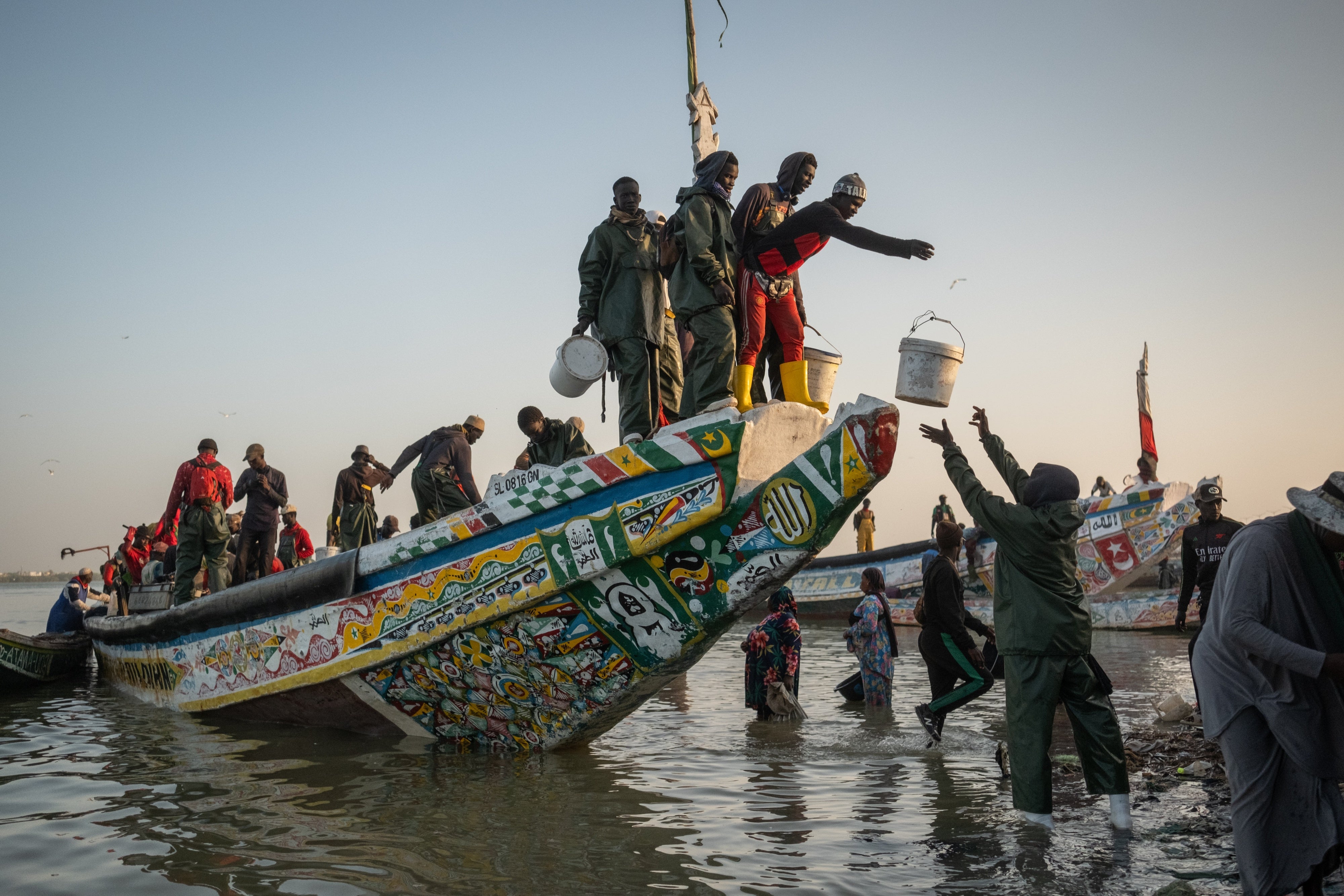 Des pêcheurs travaillant à Saint-Louis, ville portuaire située à environ 250 kilomètres au nord de la capitale du Sénégal, Dakar, le 8 janvier 2025.
