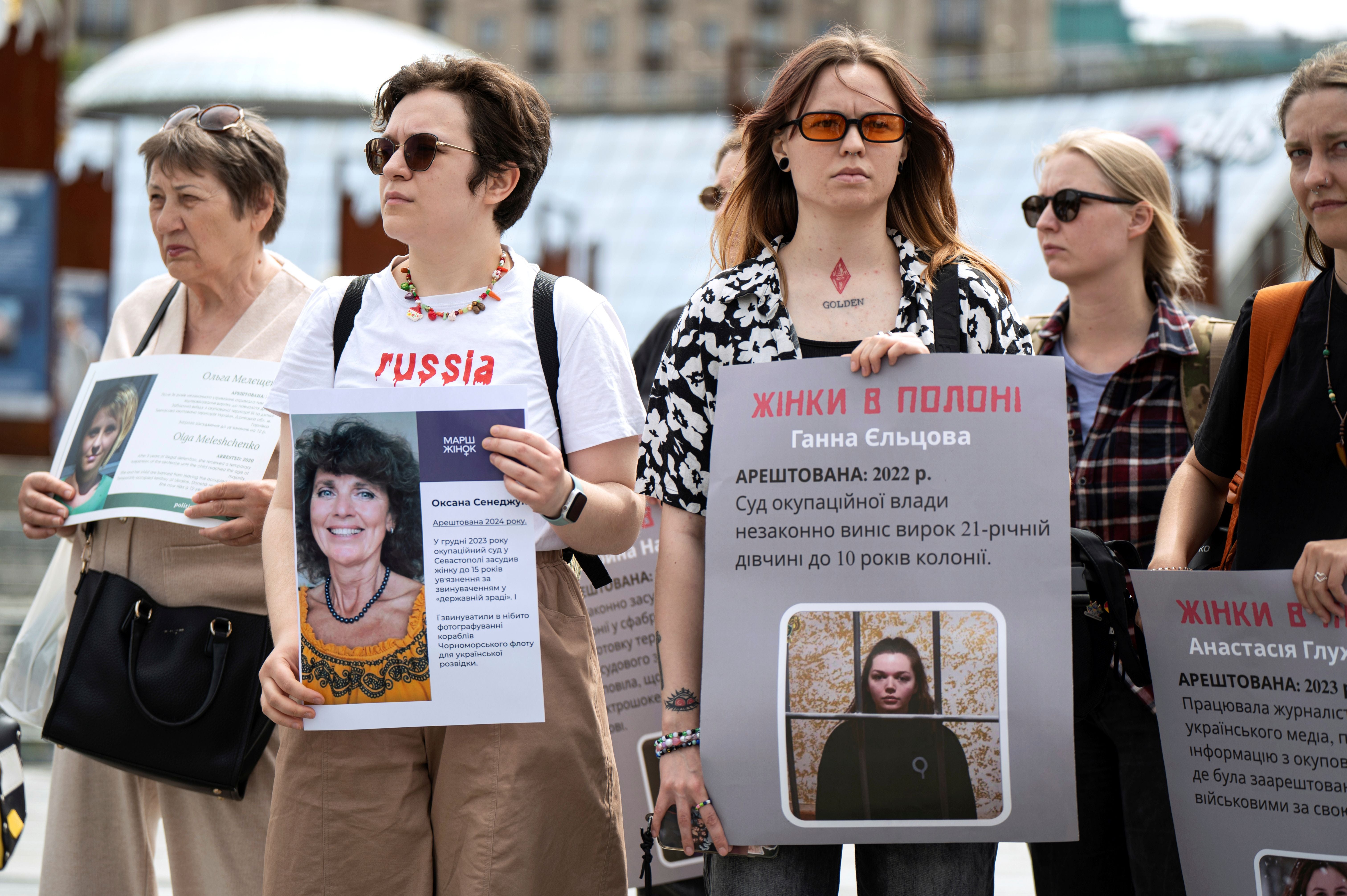 Des manifestantes ukrainiennes participaient à un rassemblement à Kiev, en Ukraine, le 19 juin 2025, afin de dénoncer la détention de nombreuses femmes ukrainiennes en Russie.