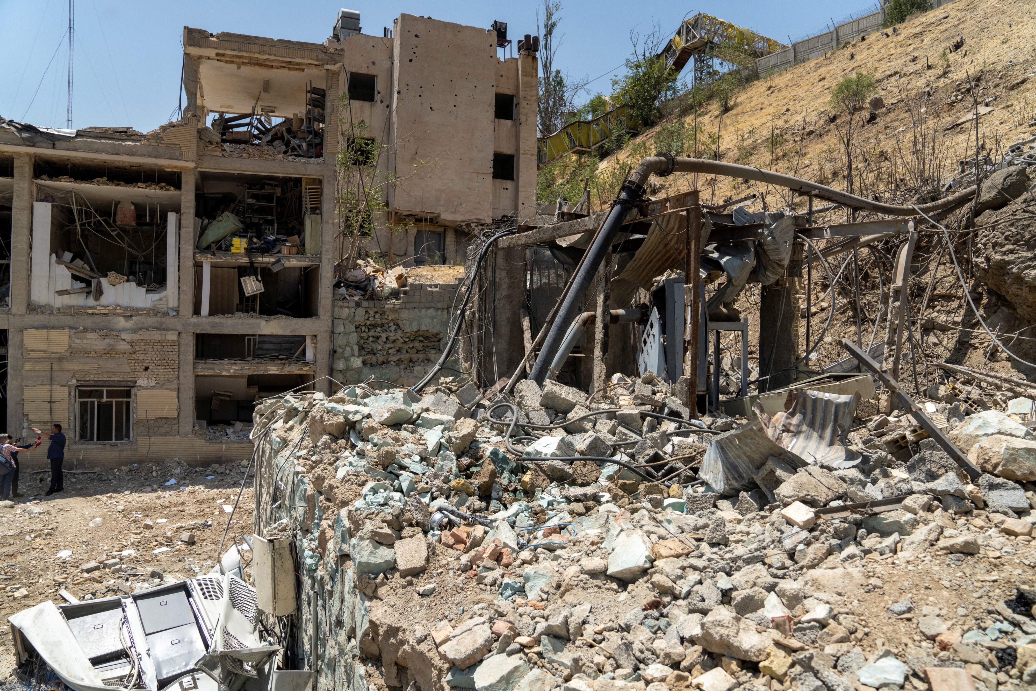 منظر خارجي لتدمير المباني في القسم الشمالي من سجن إيفين بعد الغارات الإسرائيلية في 23 يونيو/حزيران 2025 في طهران، إيران. الصورة ملتقطة في 1 يوليو/تموز 2025.
