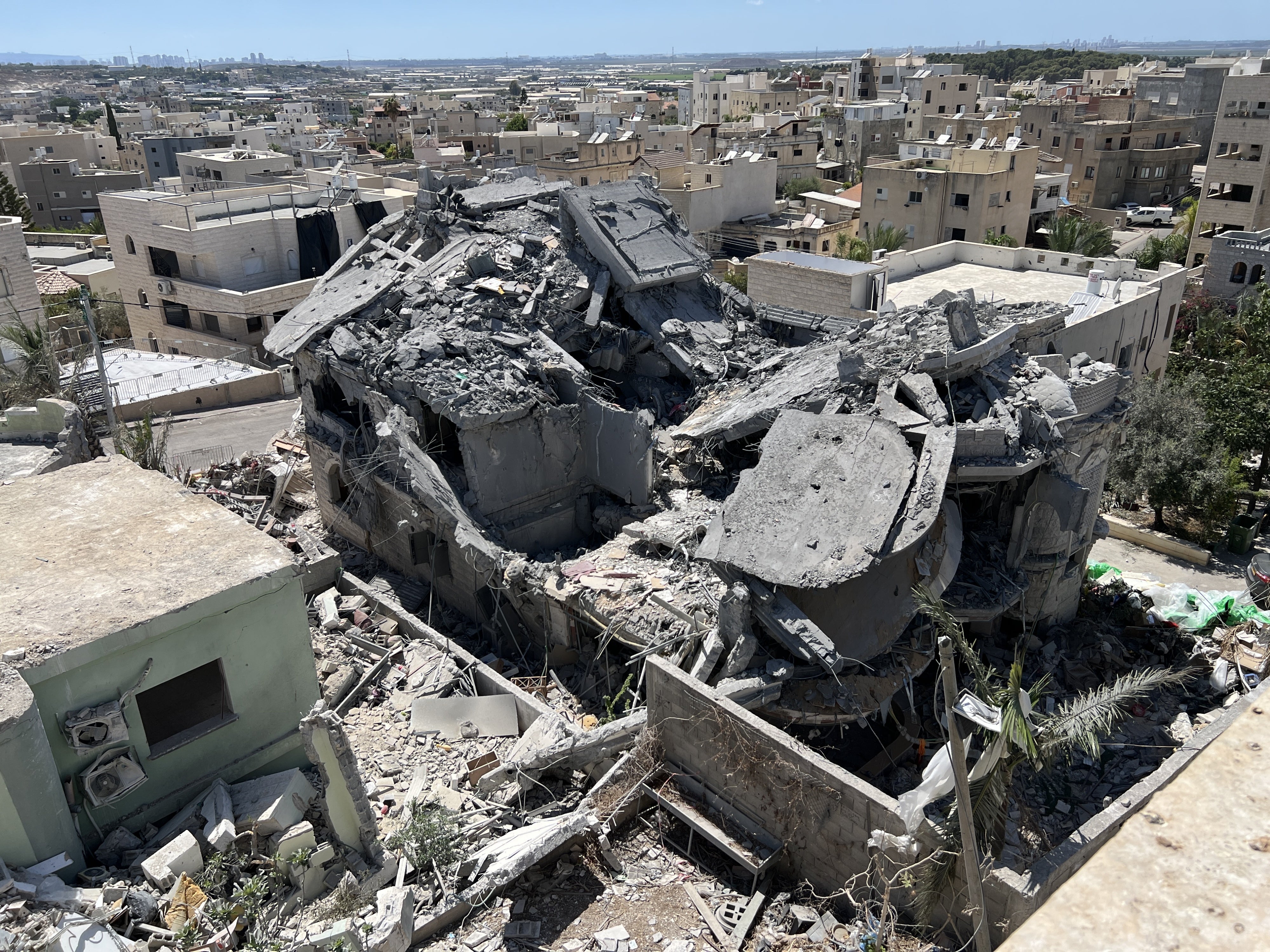 כיתוב: גג ביתה של משפחת חטיב לאחר פגיעת טילים איראניים בעיר הפלסטינית טמרה שבצפון ישראל ב-14 ביוני 2025. בפגיעה נהרגו ארבע מבנות המשפחה. צולם ב-5 ביולי 2025