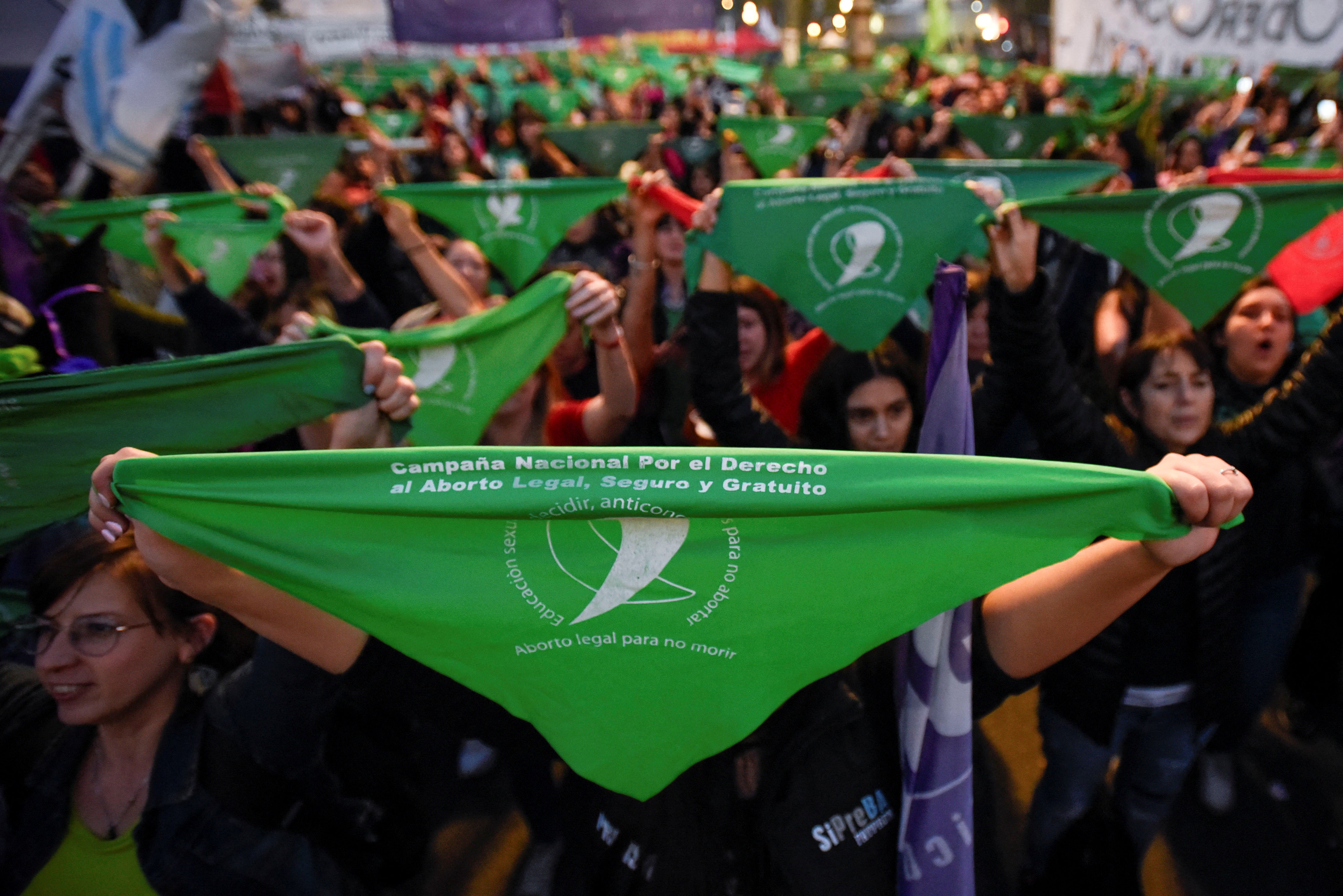 Personas con pañuelos verdes participan de una marcha en apoyo al acceso al aborto legal y seguro, en el marco del Día Internacional por el Aborto Seguro, en Buenos Aires, Argentina, el 28 de septiembre de 2023.