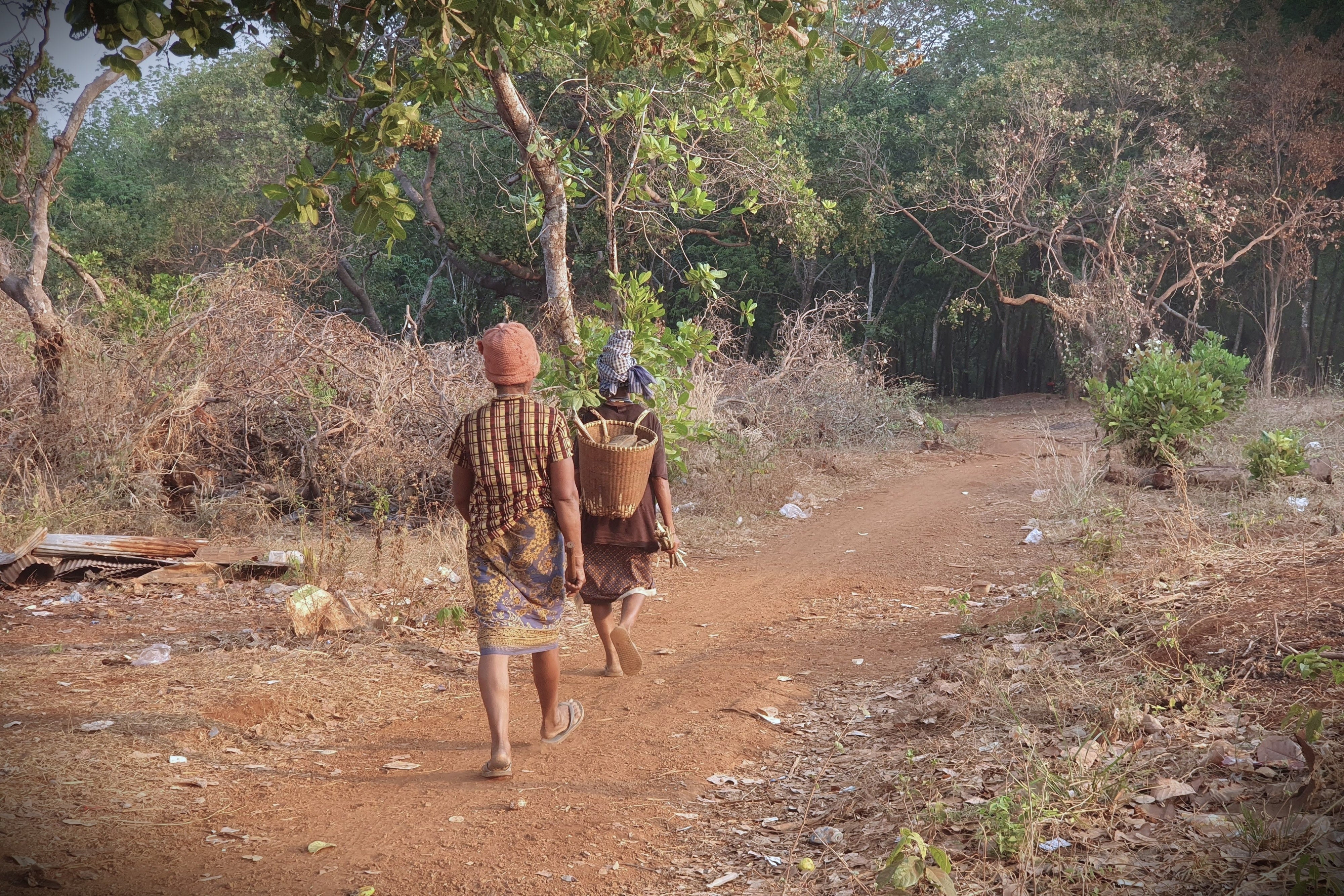 Deux membres de la communauté autochtone Kreung, endettés en raison de « prêts prédateurs », retournaient chez après avoir travaillé dans leur ferme située dans la commune d'O Chum, dans la province de Ratanakiri au Cambodge.