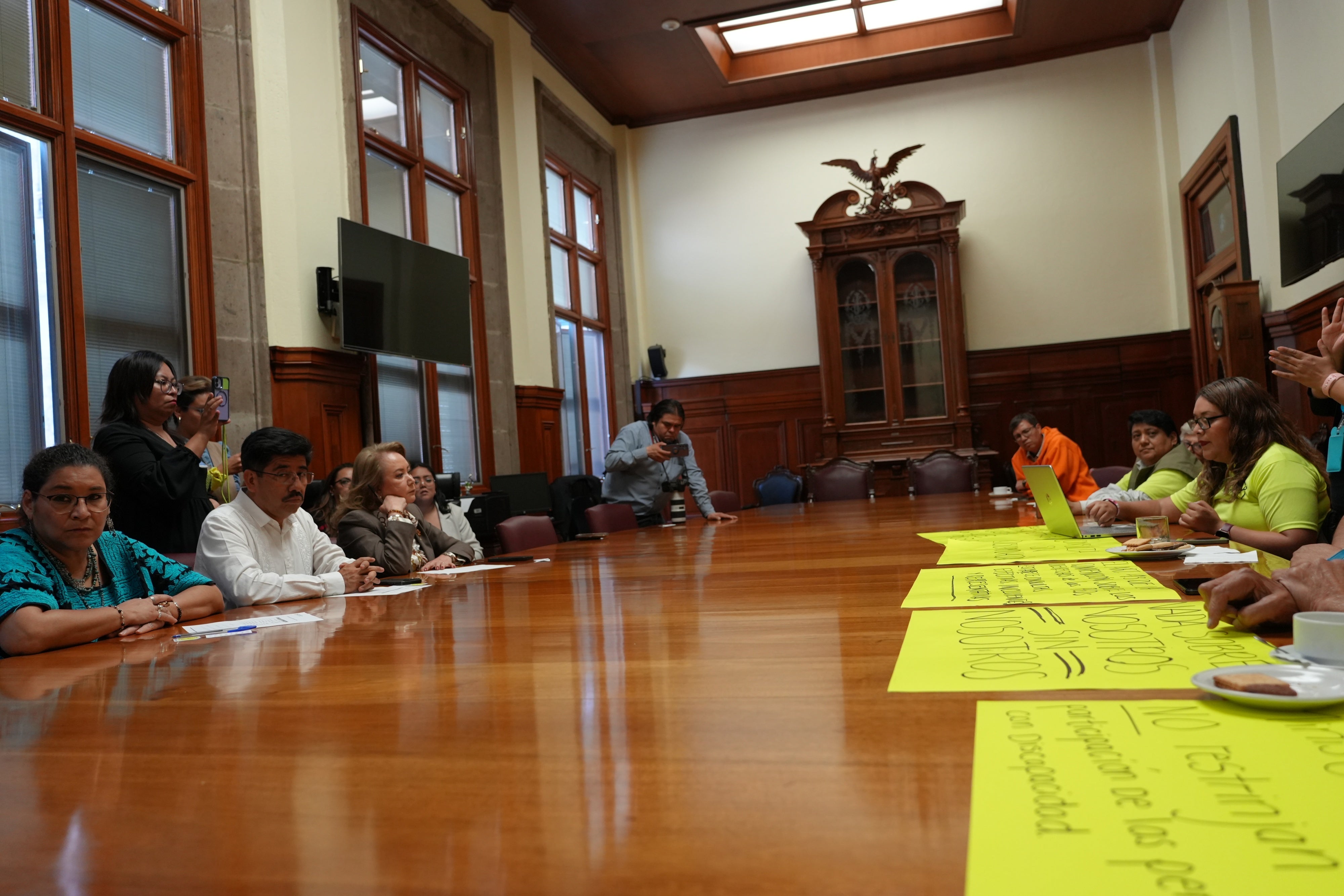 Martha García y un grupo de representantes de organizaciones de personas con discapacidad se reúnen en una sala de la Suprema Corte de Justicia de la Nación con el ministro Hugo Aguilar Ortiz y las ministras Lenia Batres y Yasmín Esquivel.