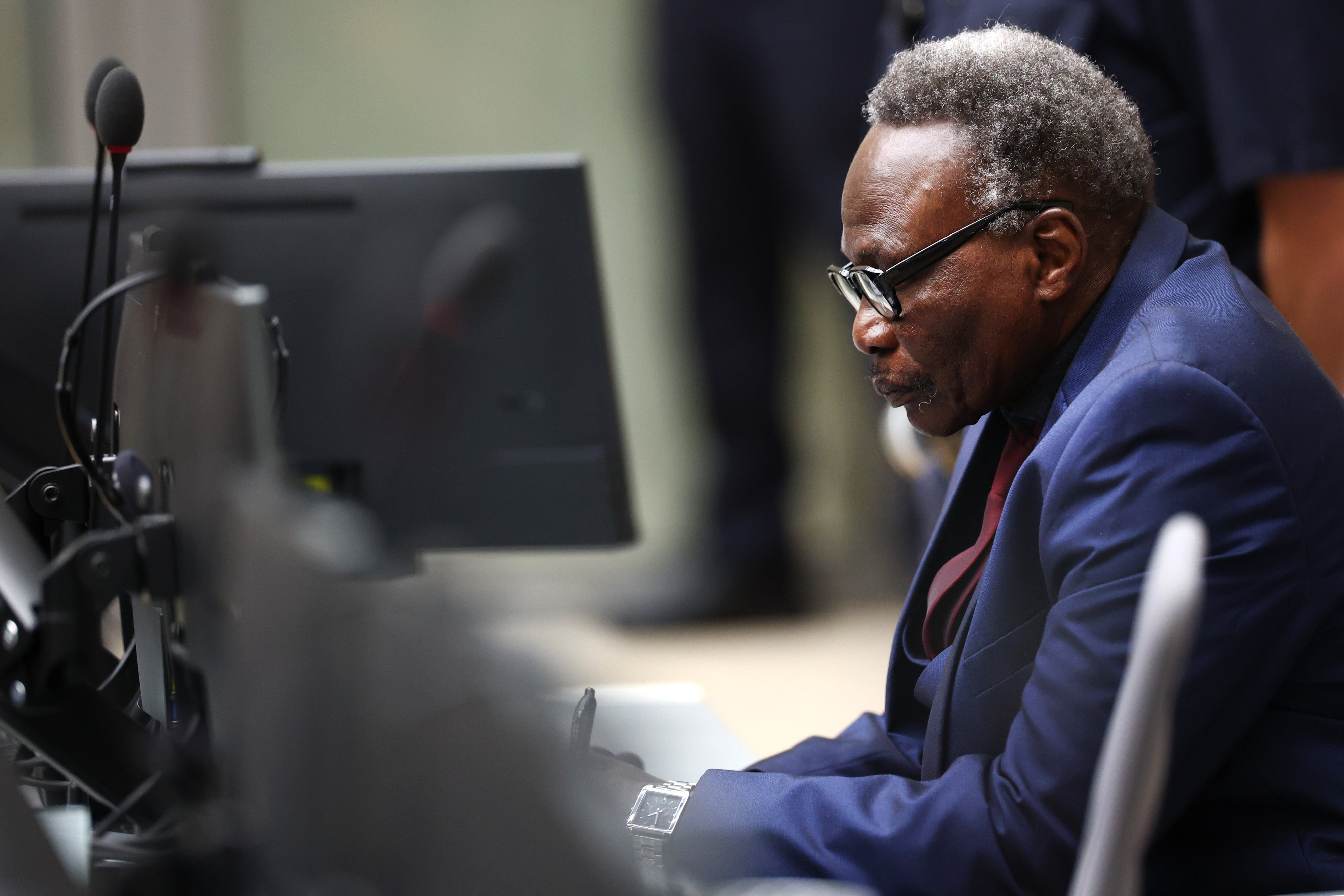 L’ex-chef de milice janjawid Ali Muhammad Ali Abd-Al-Rahman (« Ali Kosheib »), accusé de crimes commis dans la région du Darfour au Soudan, écoutait le prononcé du jugement à la Cour pénale internationale (CPI) à La Haye, aux Pays-Bas, le 6 octobre 2025 ; il a été reconnu coupable. 
