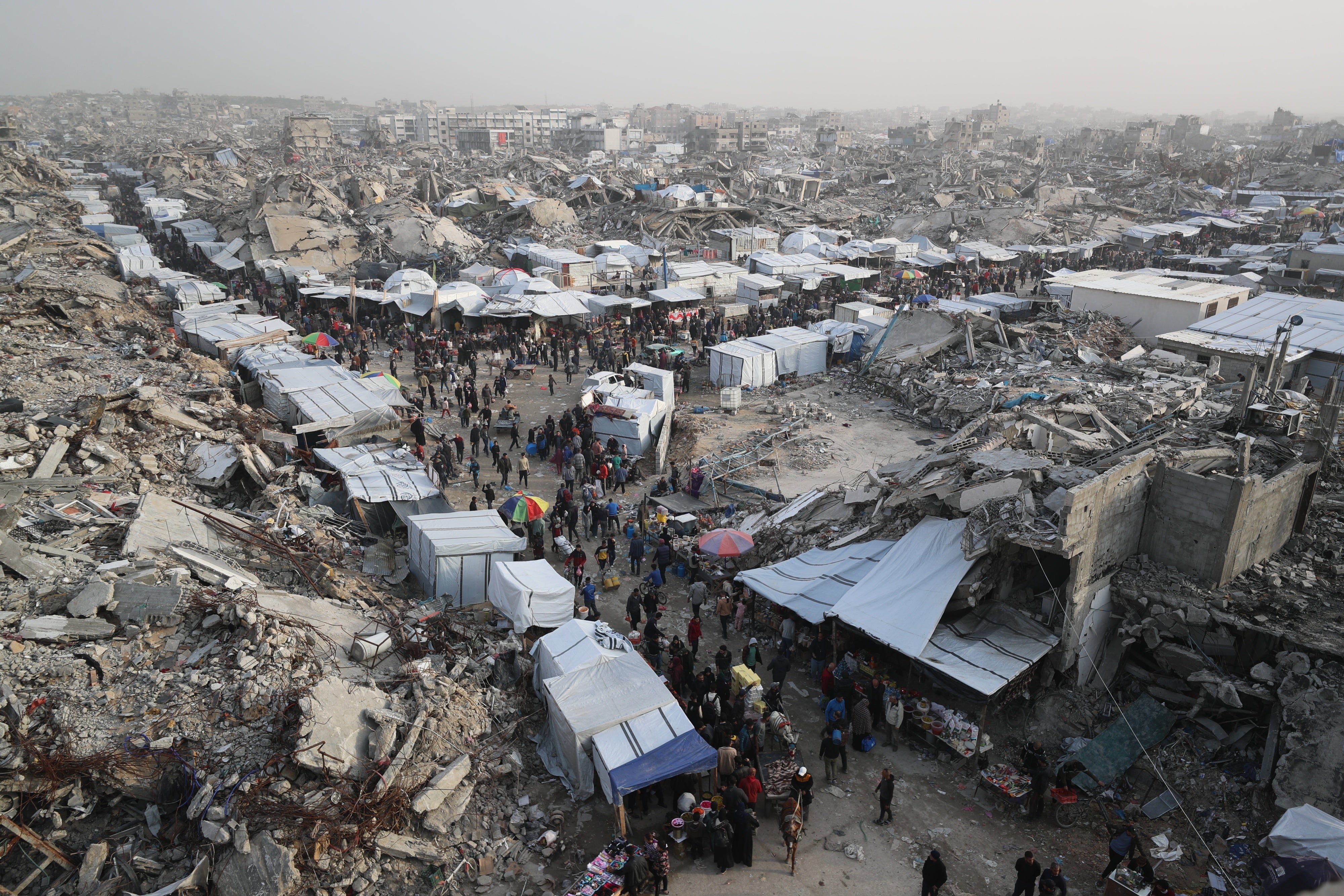 Des Palestiniens faisaient leurs courses dans un marché installé parmi les décombres du camp de réfugiés de Jabalia, dans le nord de la bande de Gaza, lors d’un cessez-le-feu temporaire entre Israël et le Hamas, le 5 mars 2025. 